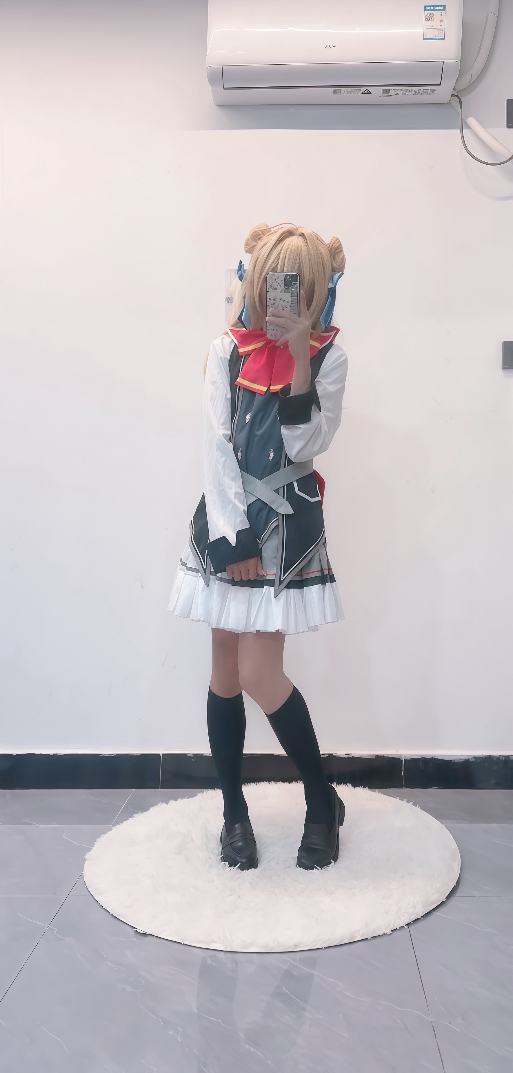 穿着服装的女人拍了一张自拍。