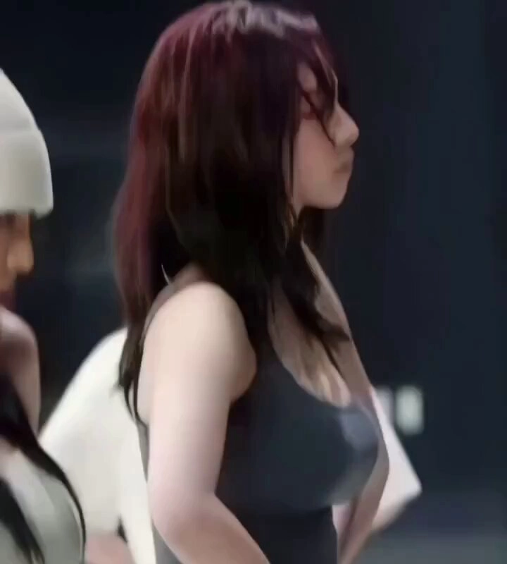 红头发的女人和一个灰色的坦克顶部。