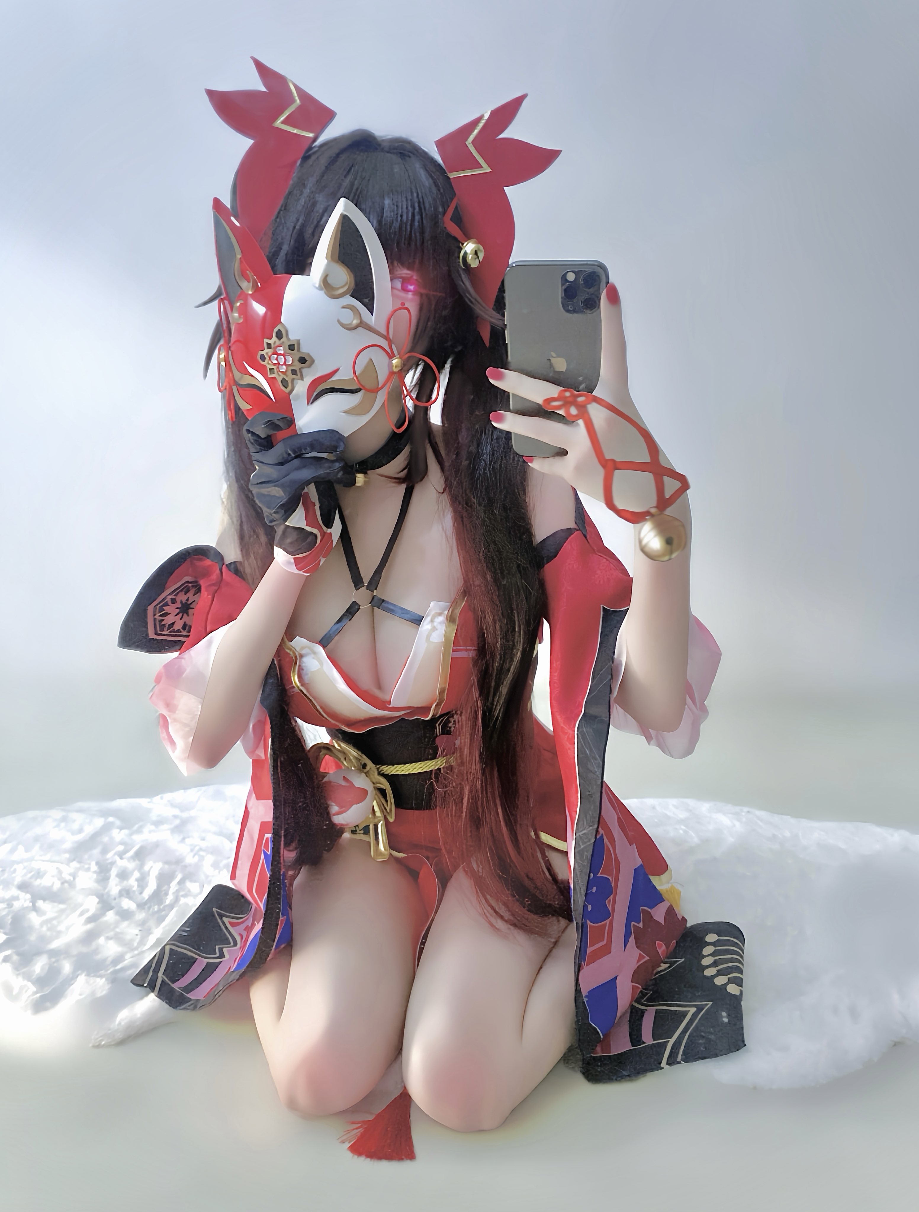 戴着卡布基面具的女人拍了一张自拍。