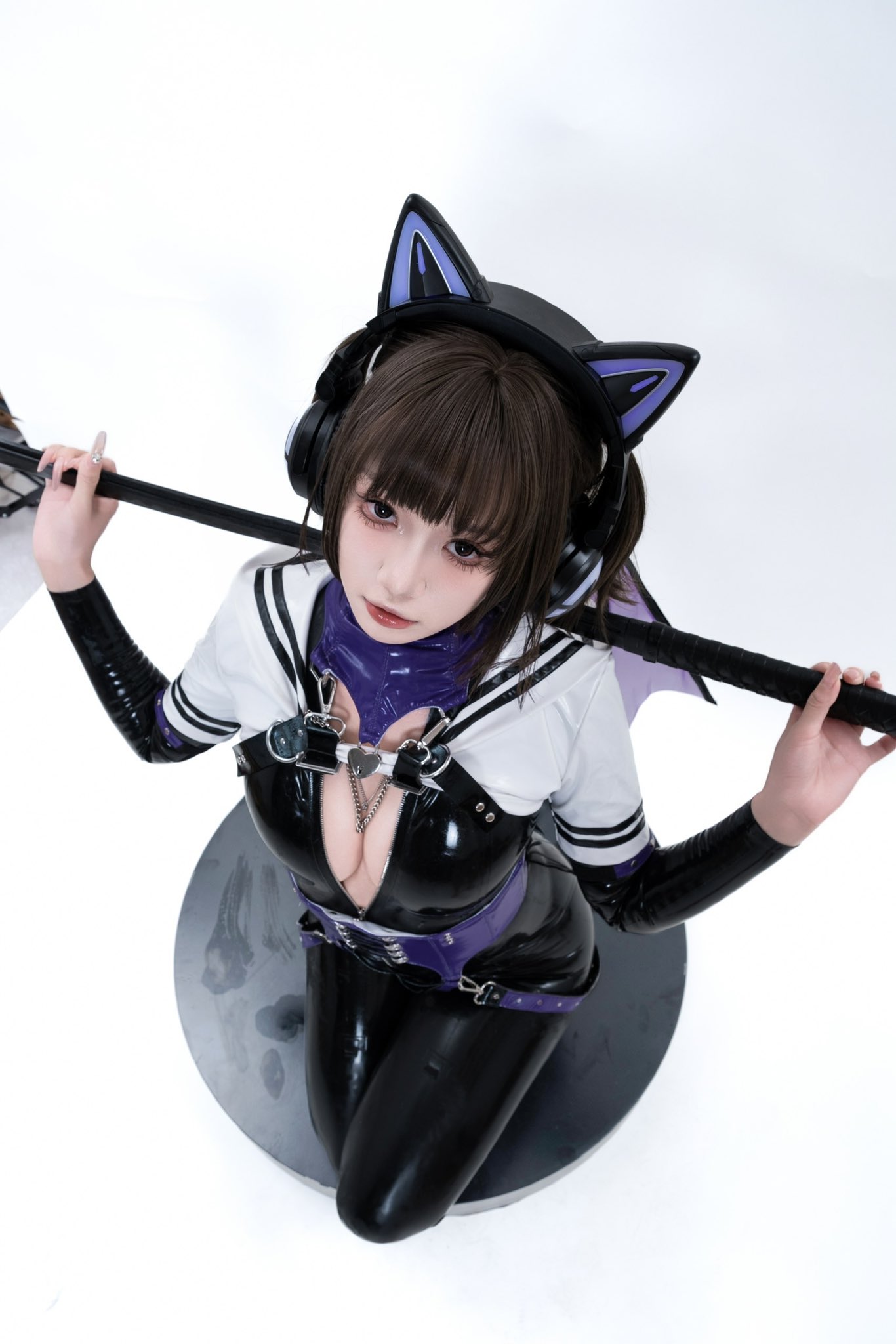 戴着紫色项链和黑色手套的女人。