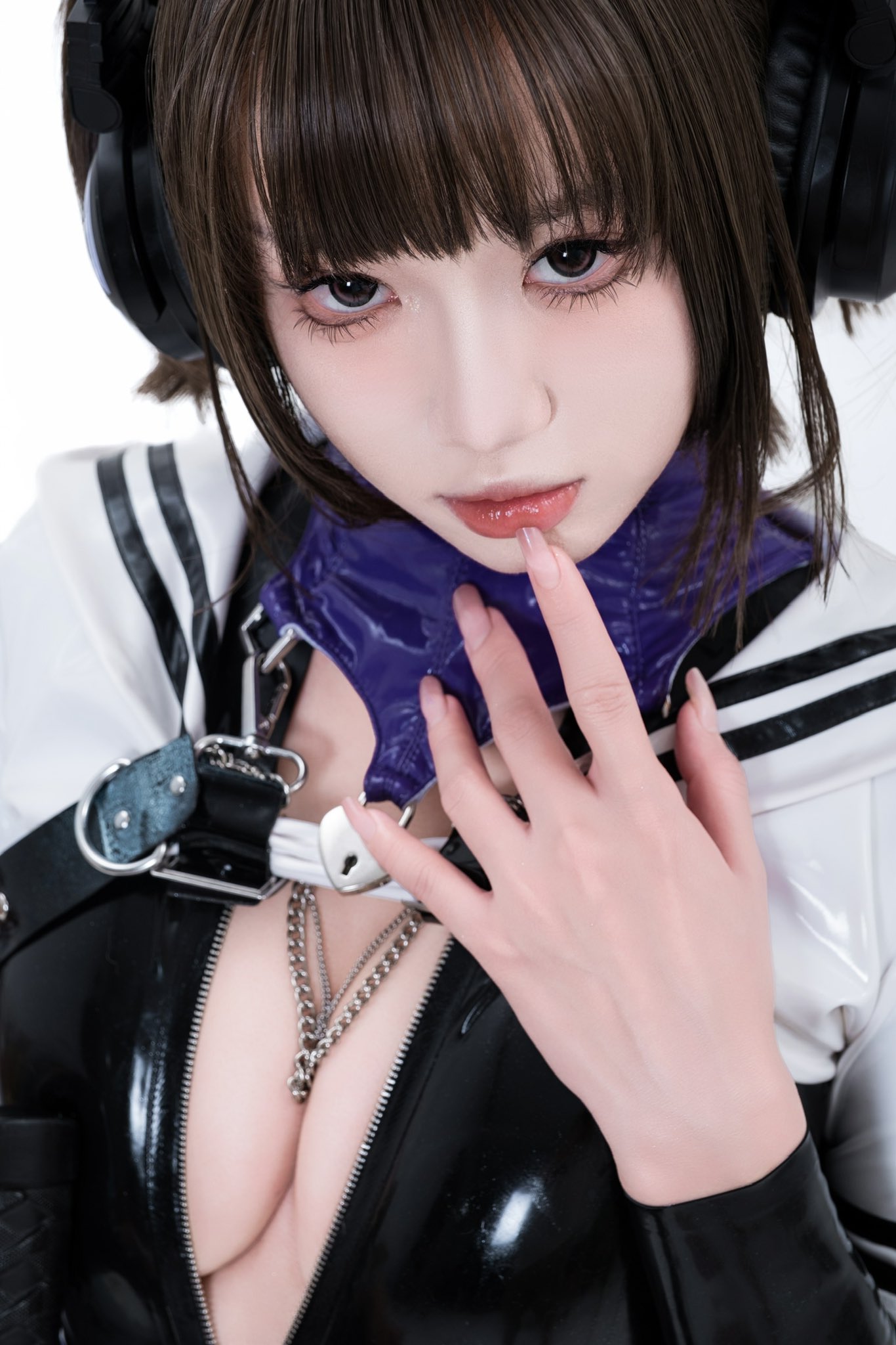 戴着紫色项链和黑色手套的女人。