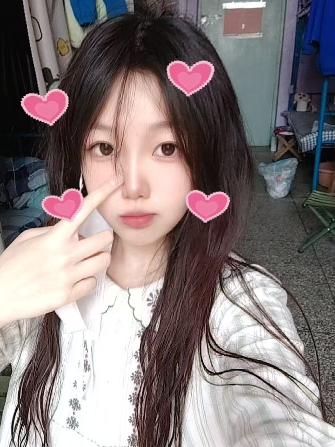 女孩戴着面具,握着一颗心。