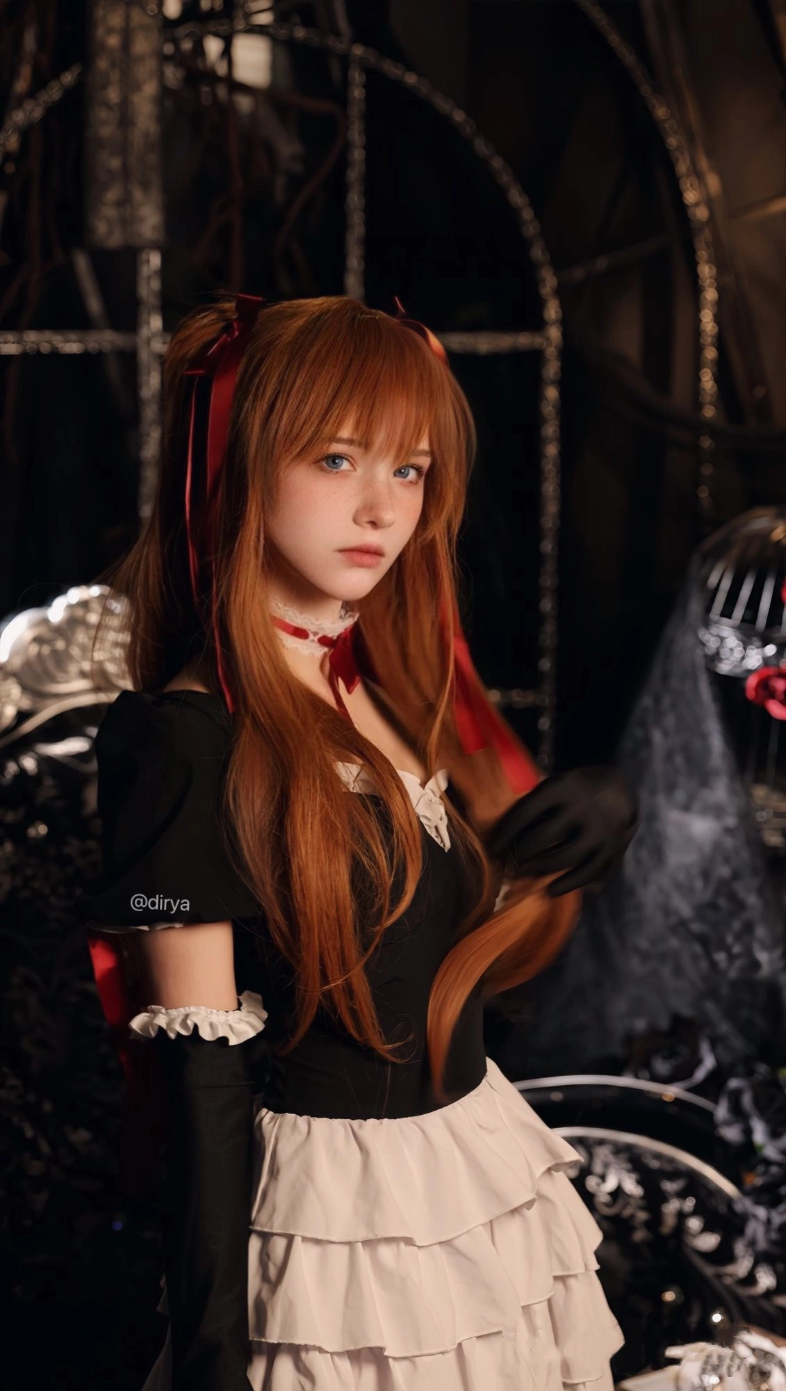 红头发的女人和一件黑色的衣服。