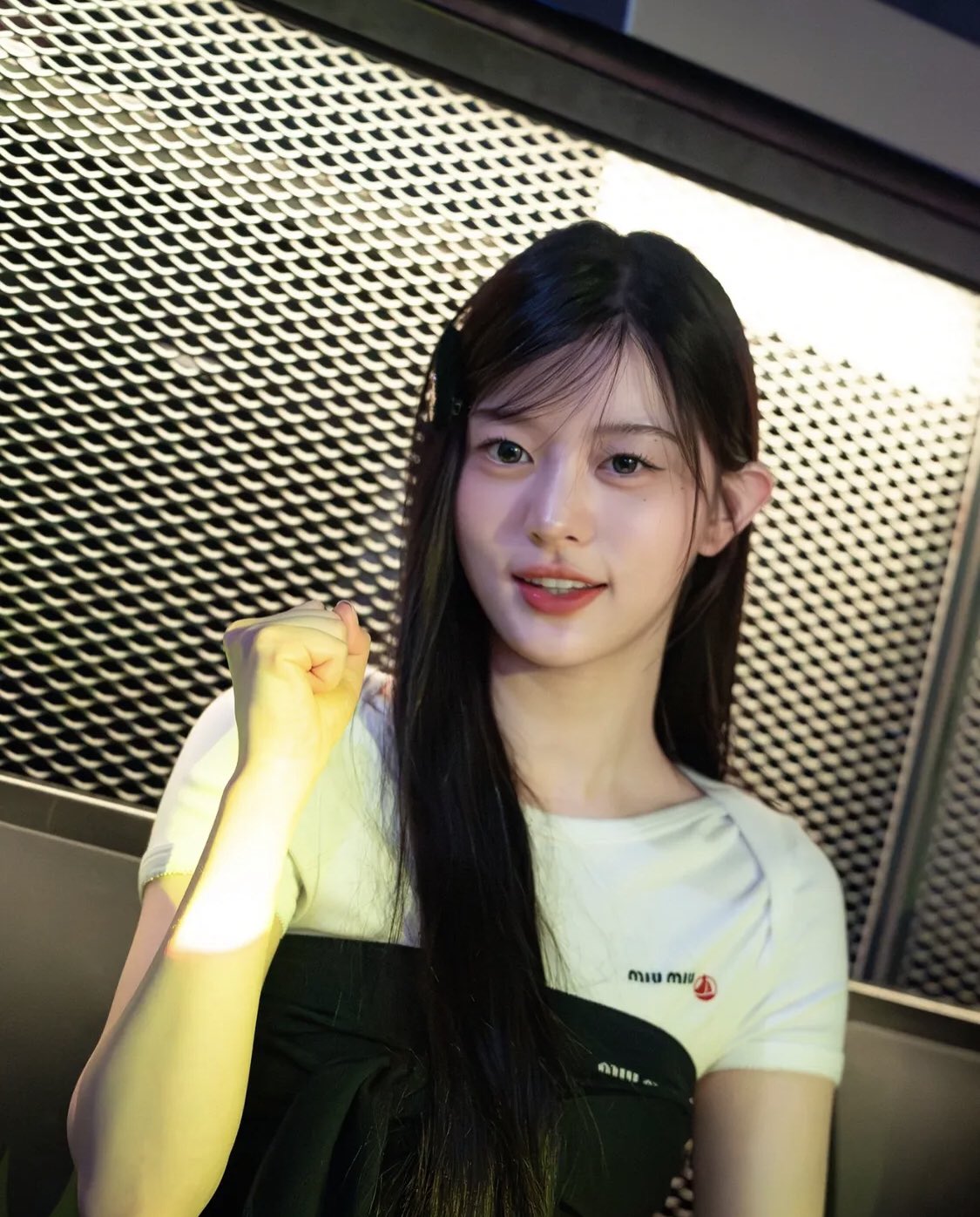 长头发的女人,一件白色的衬衫。