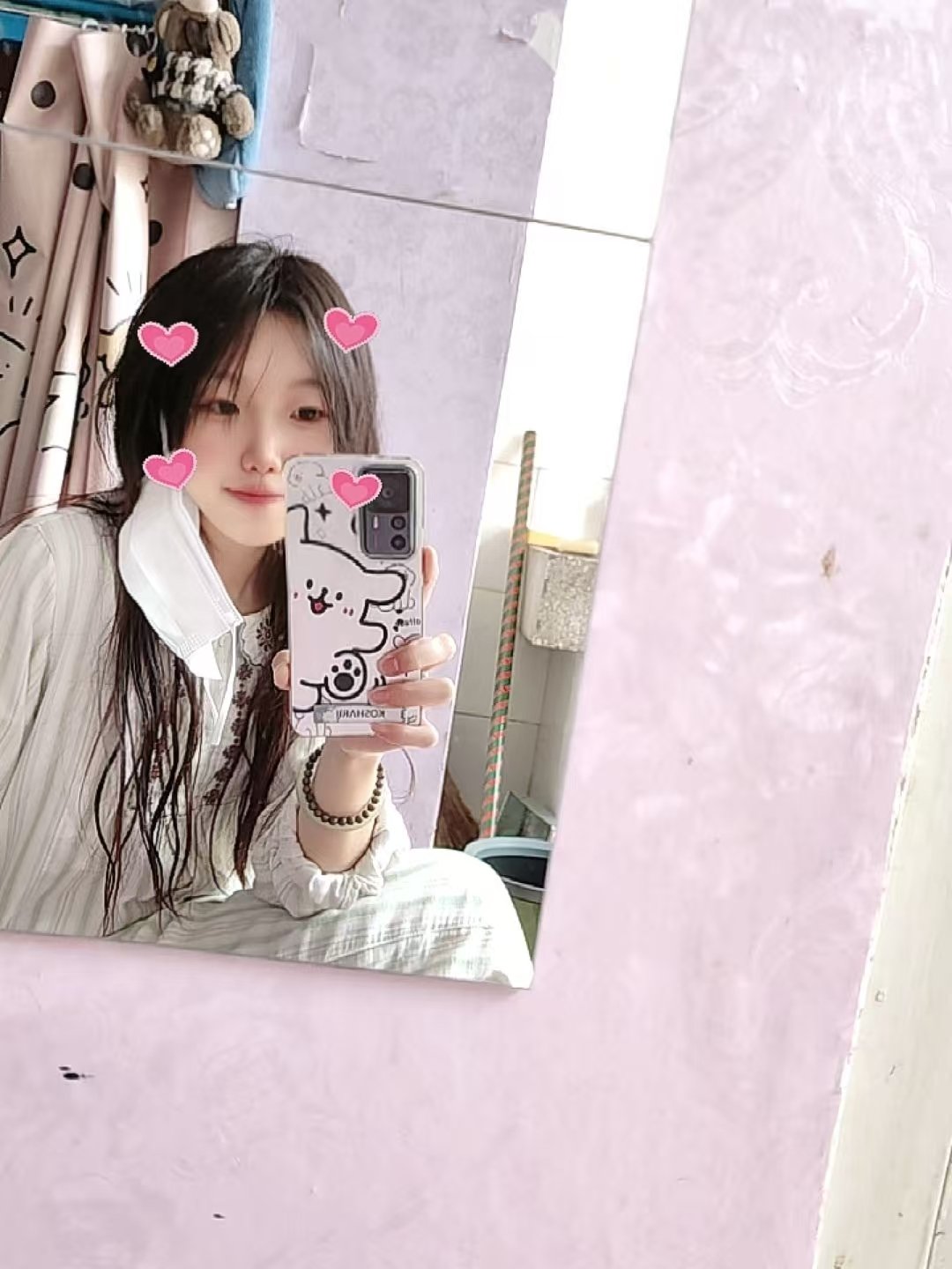 女孩戴着面具,握着一颗心。