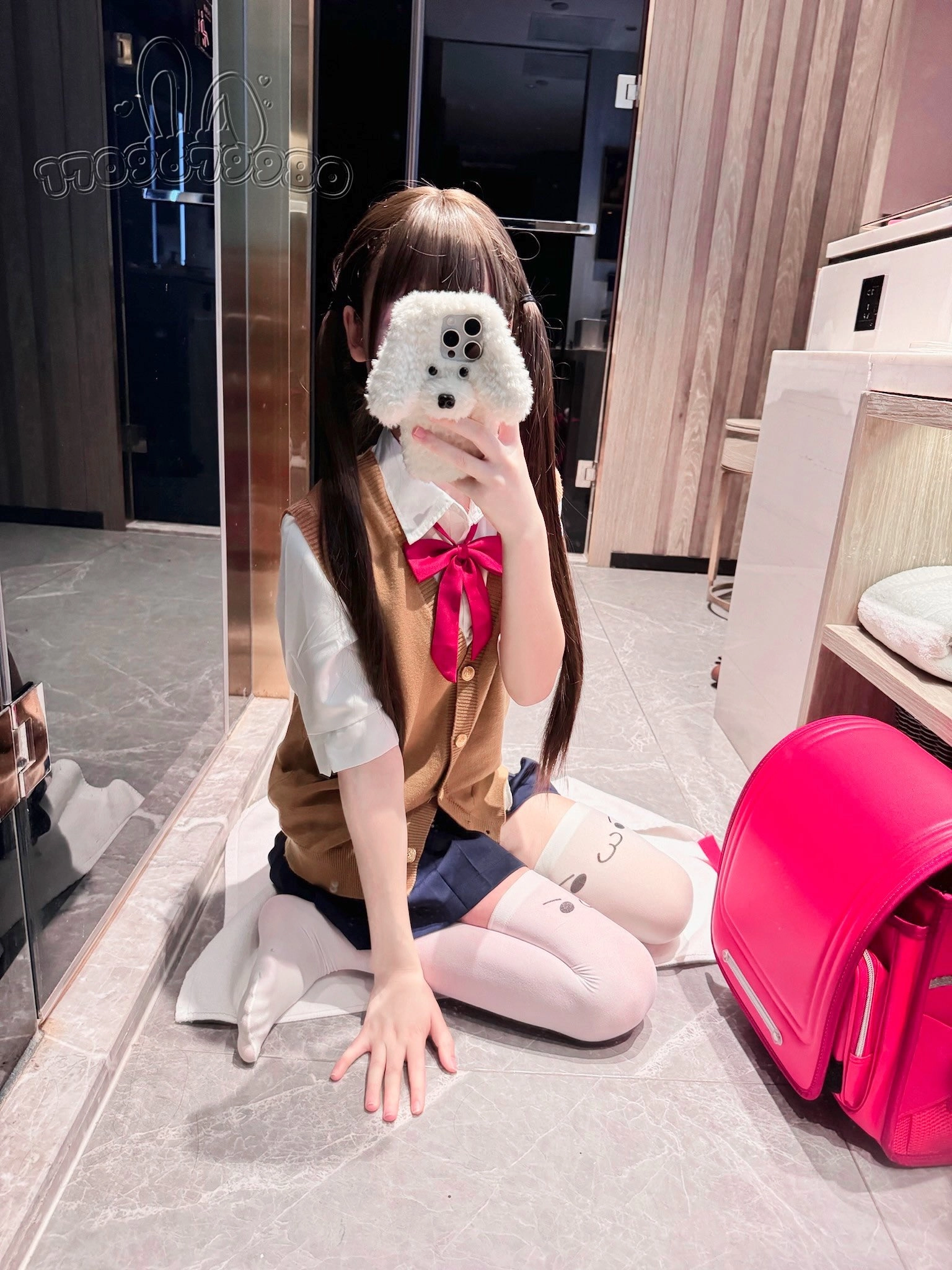 女孩用白色手机拍自拍。