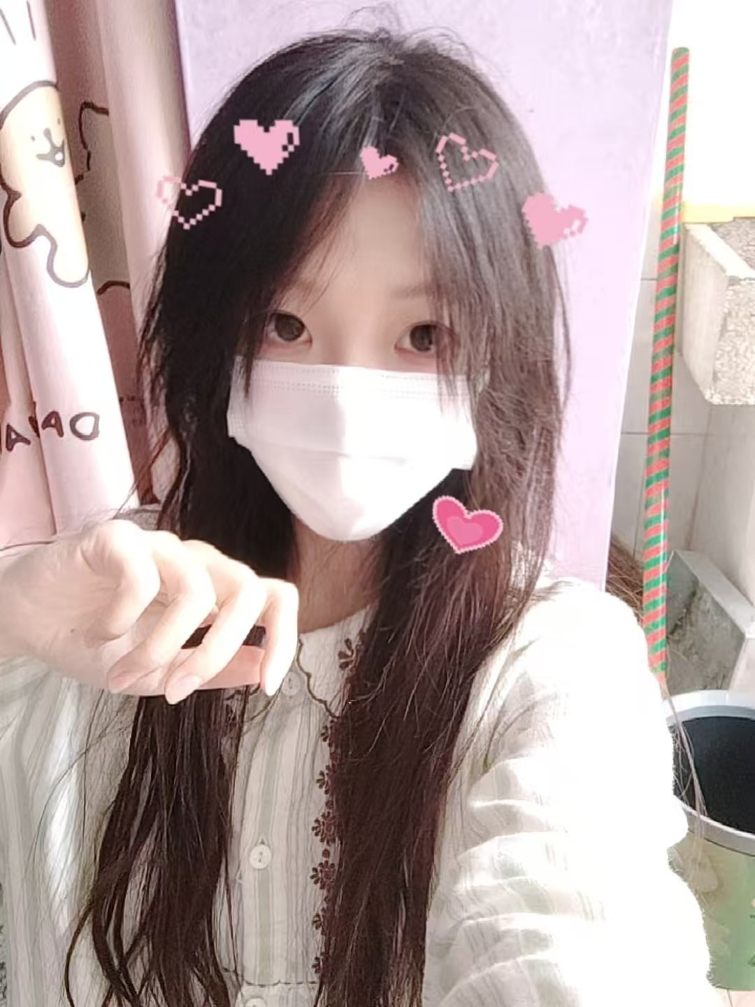 女孩戴着面具,握着一颗心。