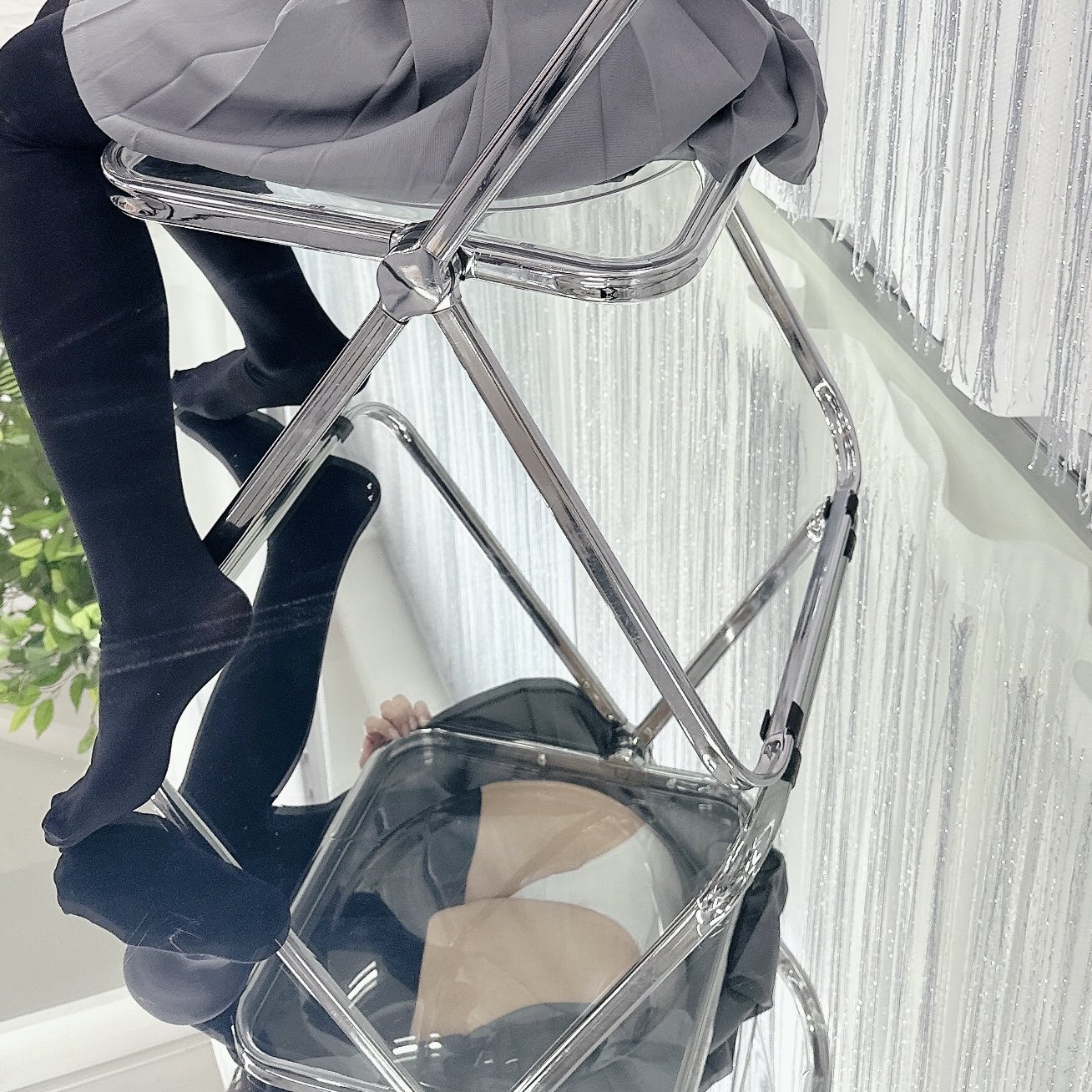 坐在椅子上的人的反射。