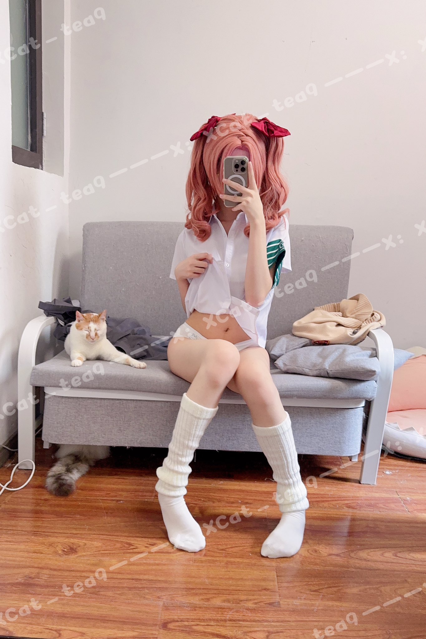 穿着白色衬衫和粉红色的头发的女人拍了一张自拍。