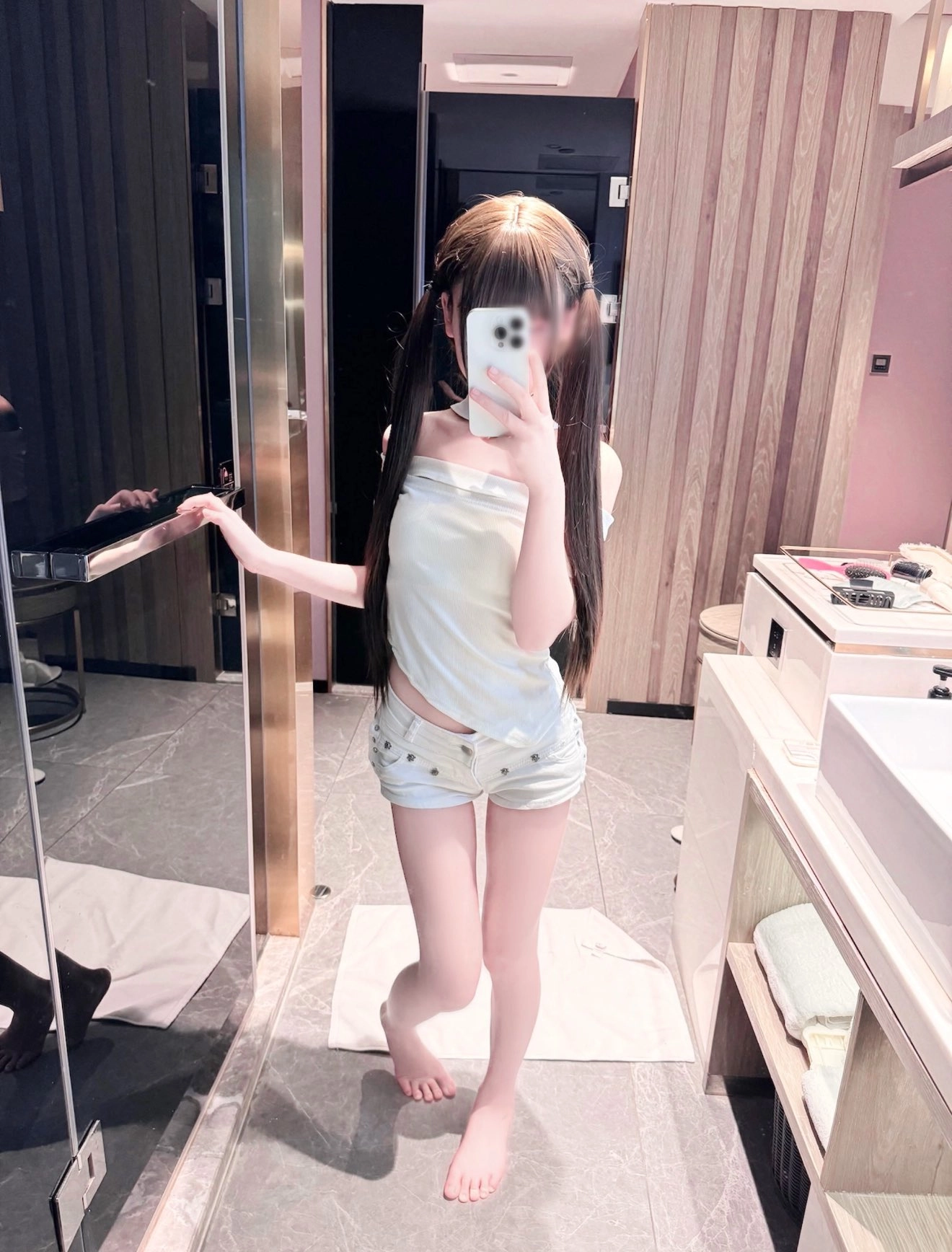 女孩在浴室里拍个自拍。