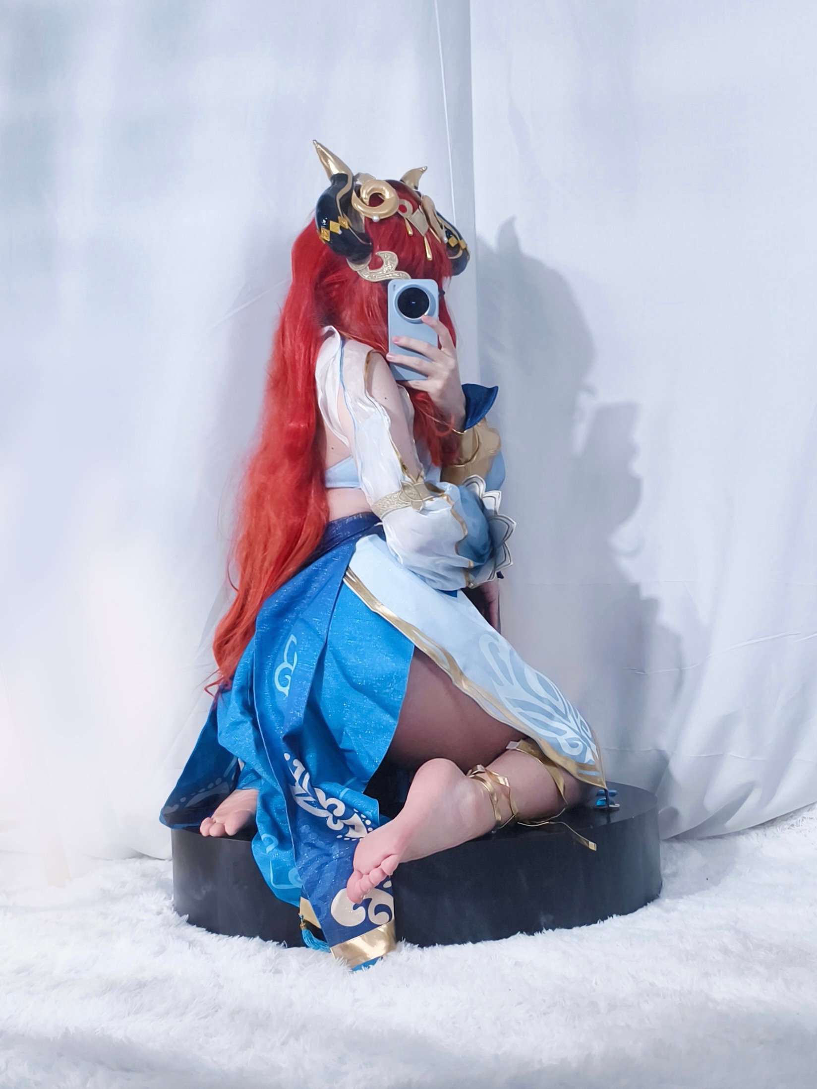 穿蓝色衣服的女人拍了一张自拍。