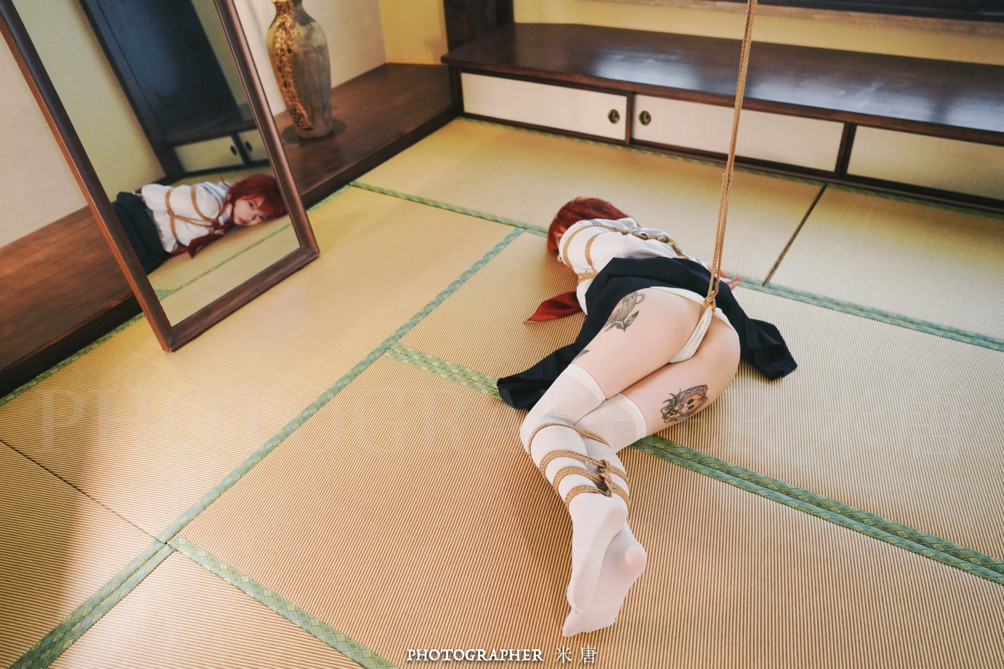 女人被绑起来躺在地板上。