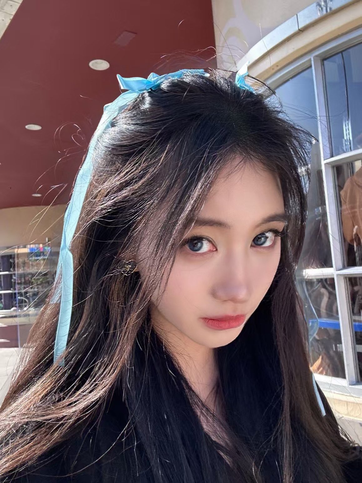 长黑头发的女人,她的头发里有蓝色弓。