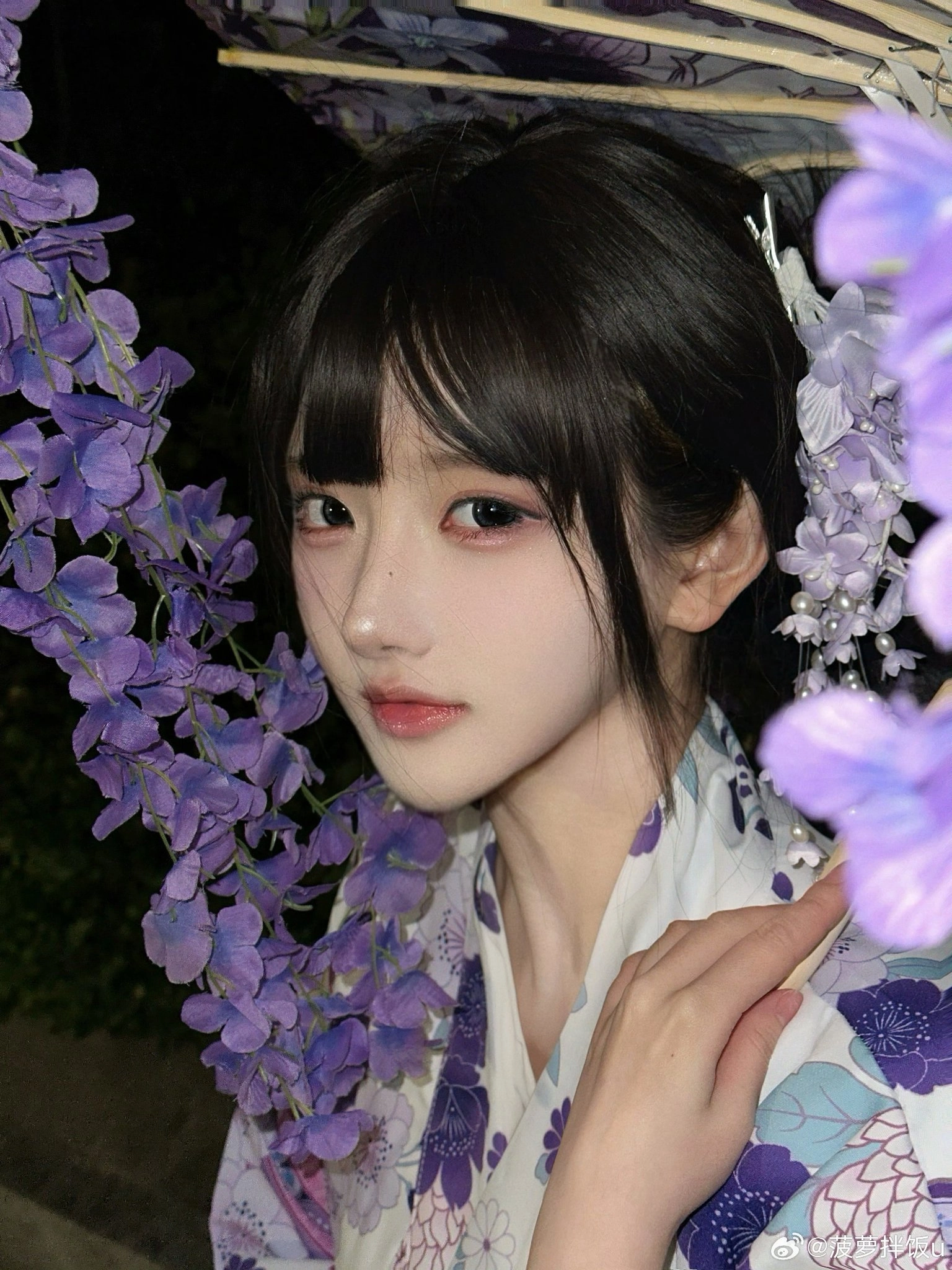 背后有白色化妆和紫色的花朵的女人。