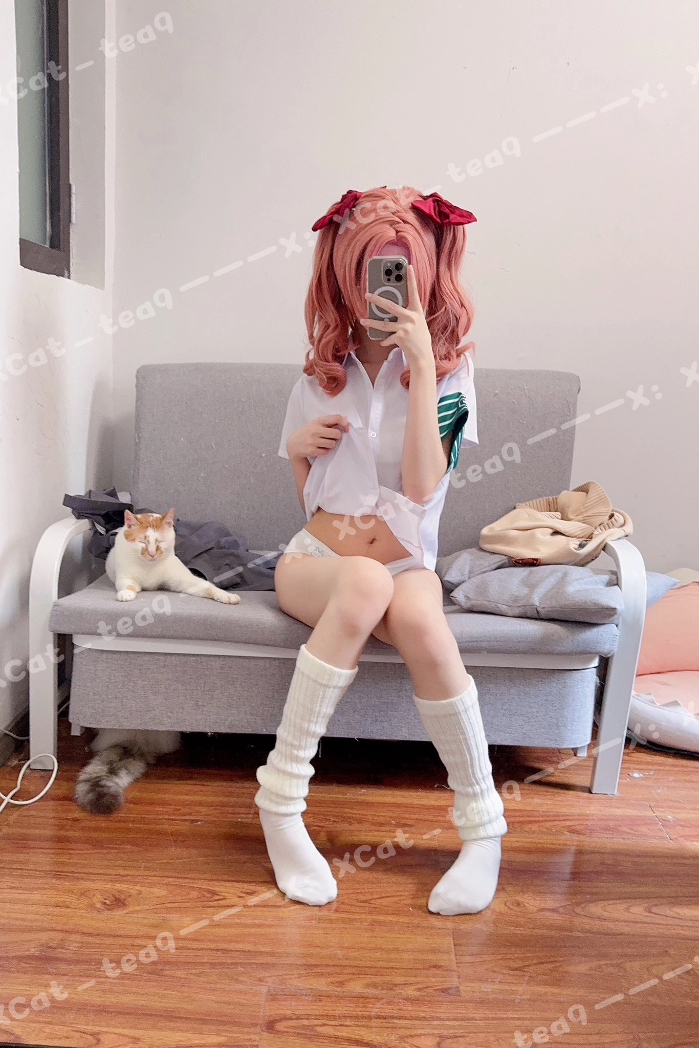 穿着白色衬衫和粉红色的头发的女人拍了一张自拍。