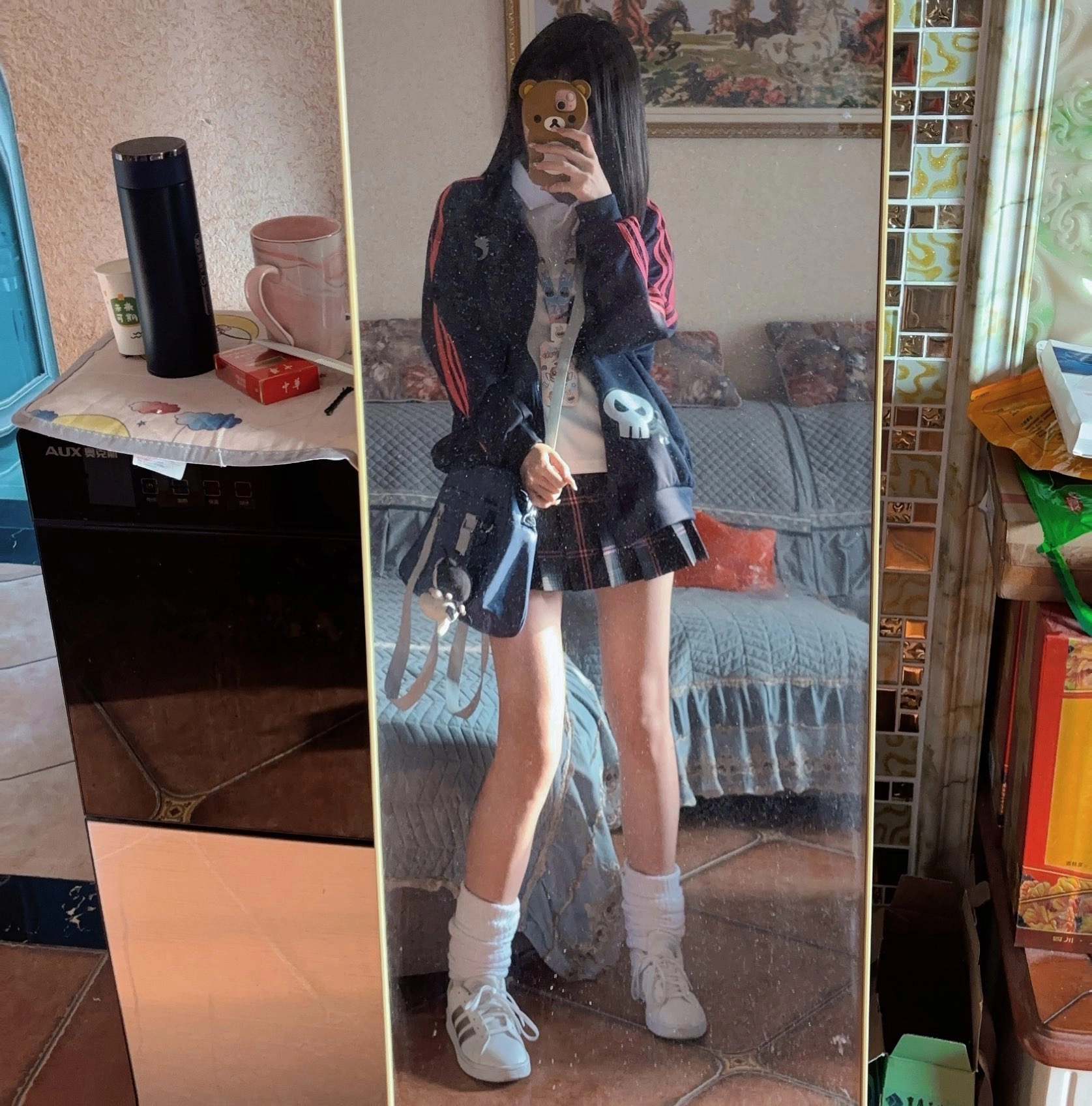 女人在镜子前拍自拍。