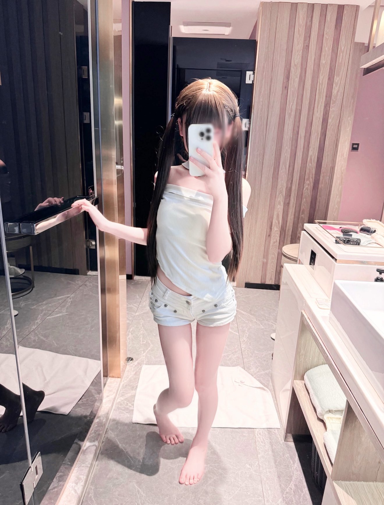 女孩在浴室里拍个自拍。