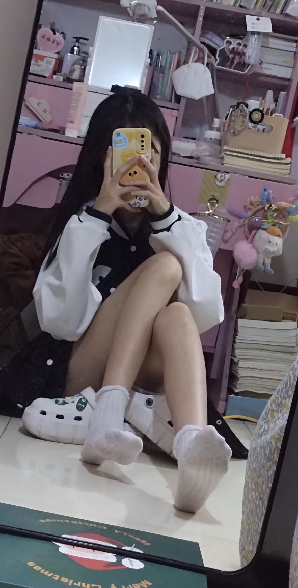 女孩用手机拍自拍。