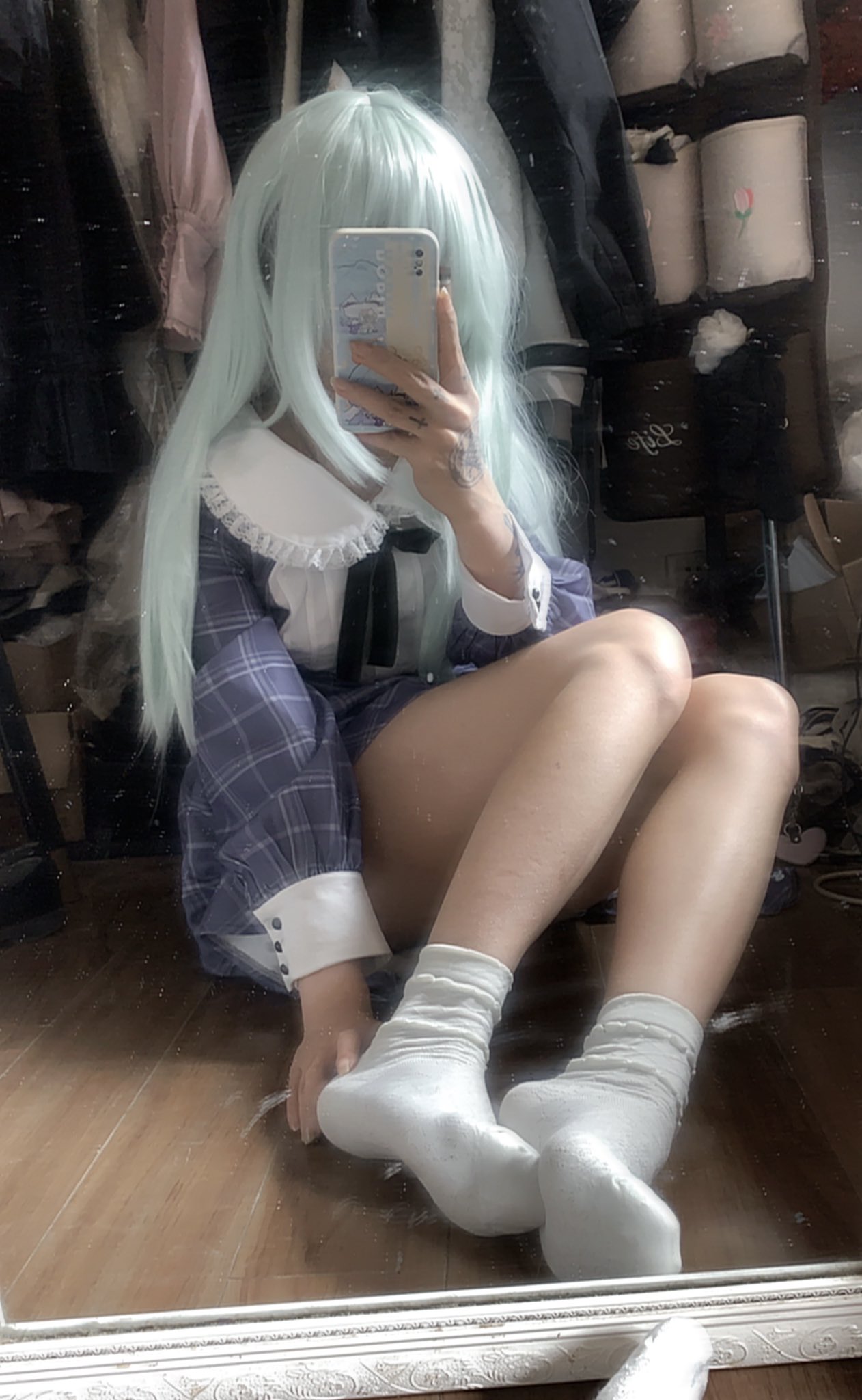 女孩用手机拍自拍。