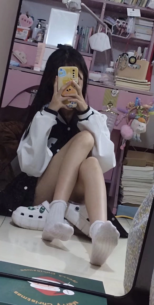 女孩用手机拍自拍。