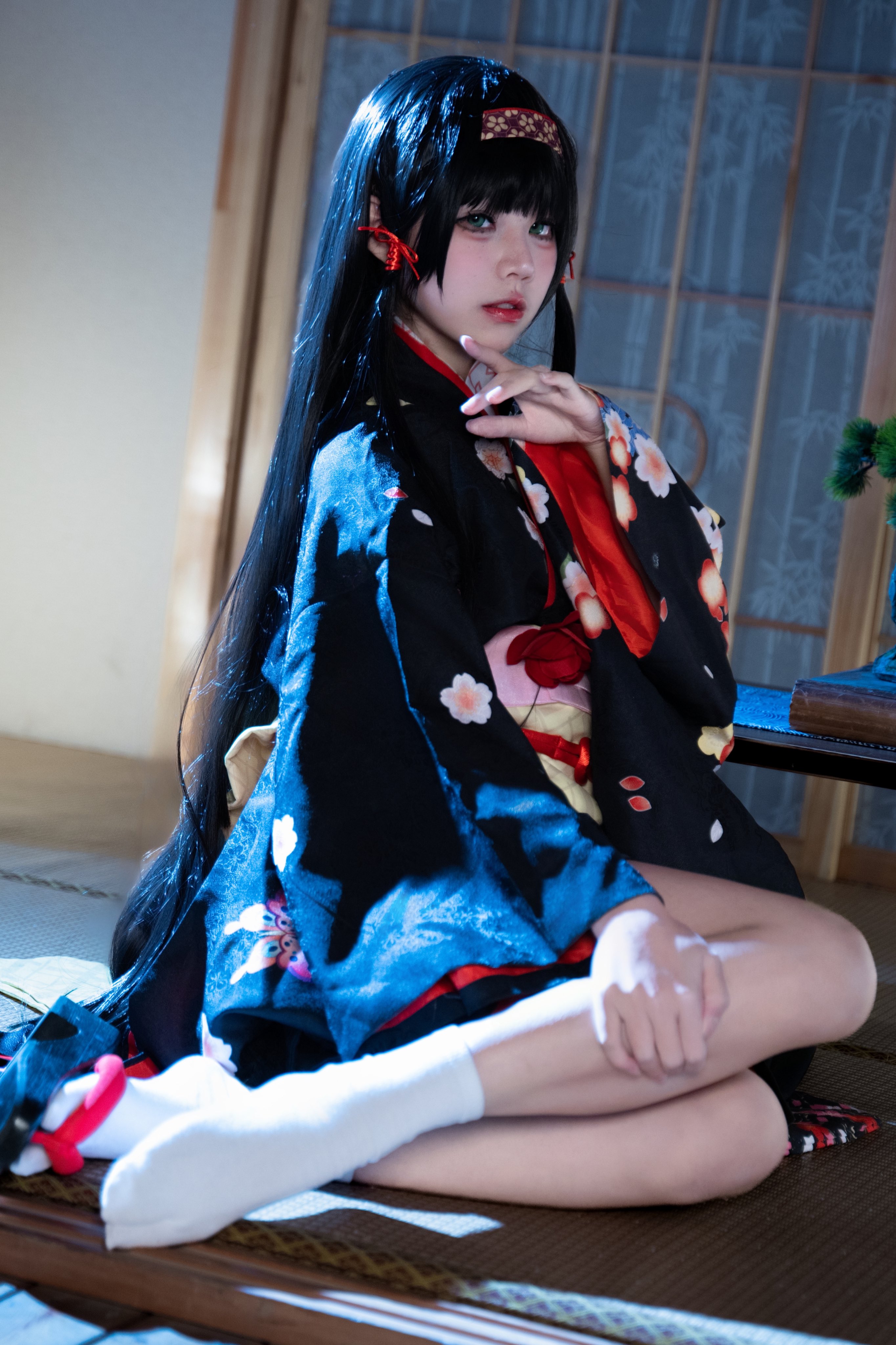 穿着吉莫诺的女人坐在地板上。