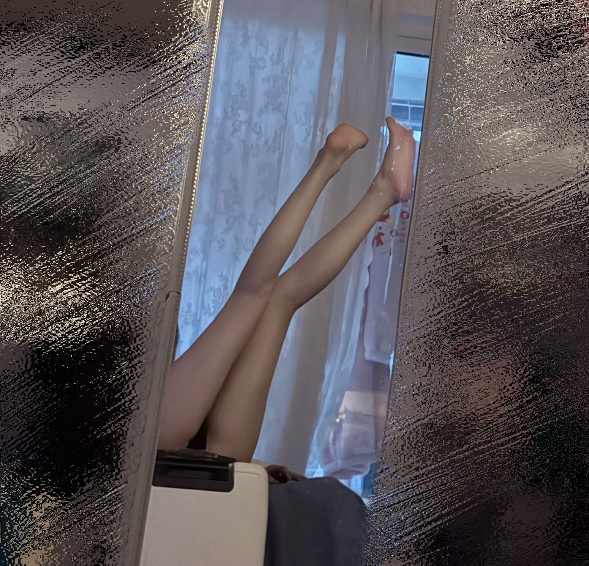 女人的腿在镜子里可以看到。