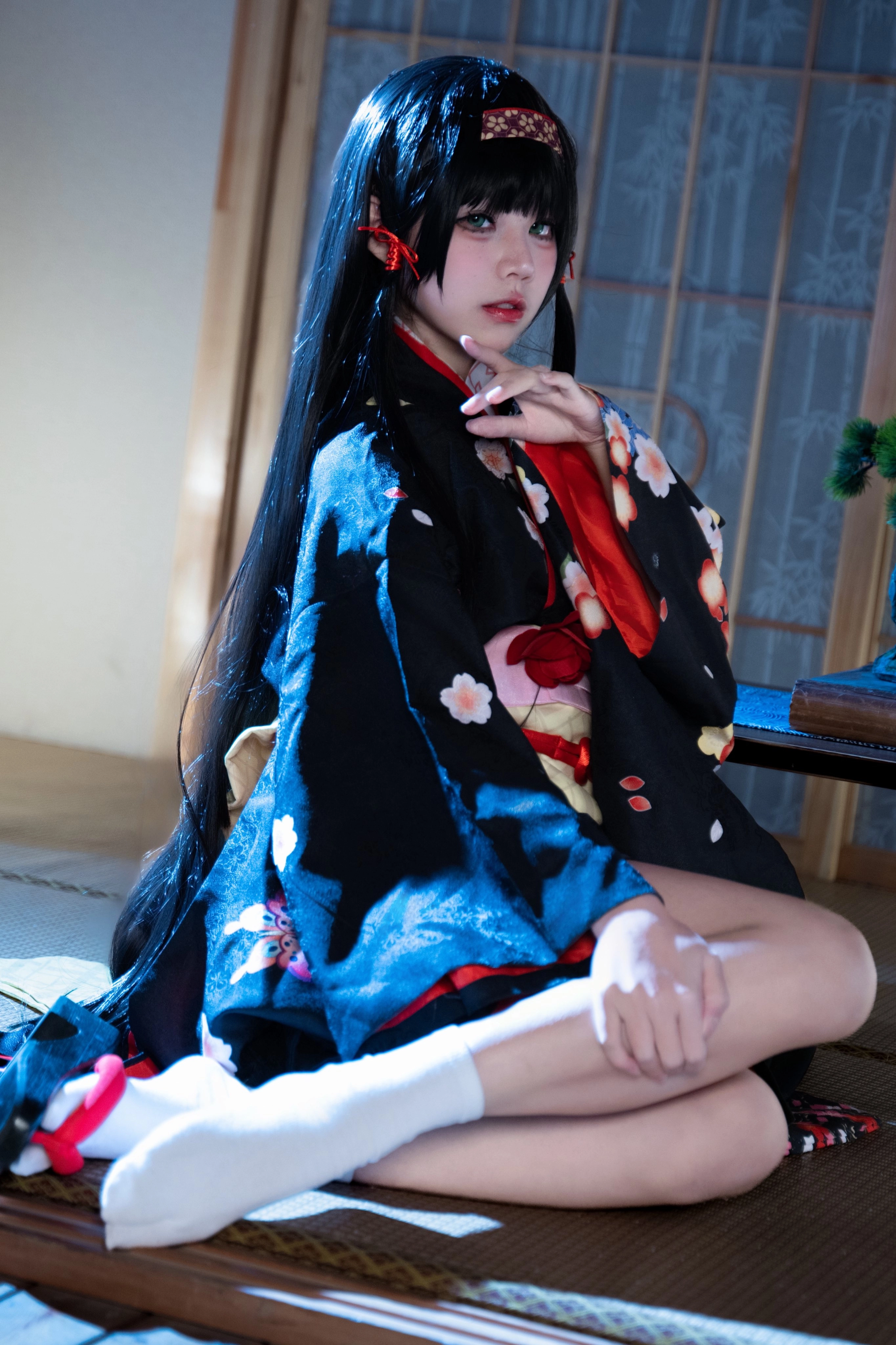 穿着吉莫诺的女人坐在地板上。