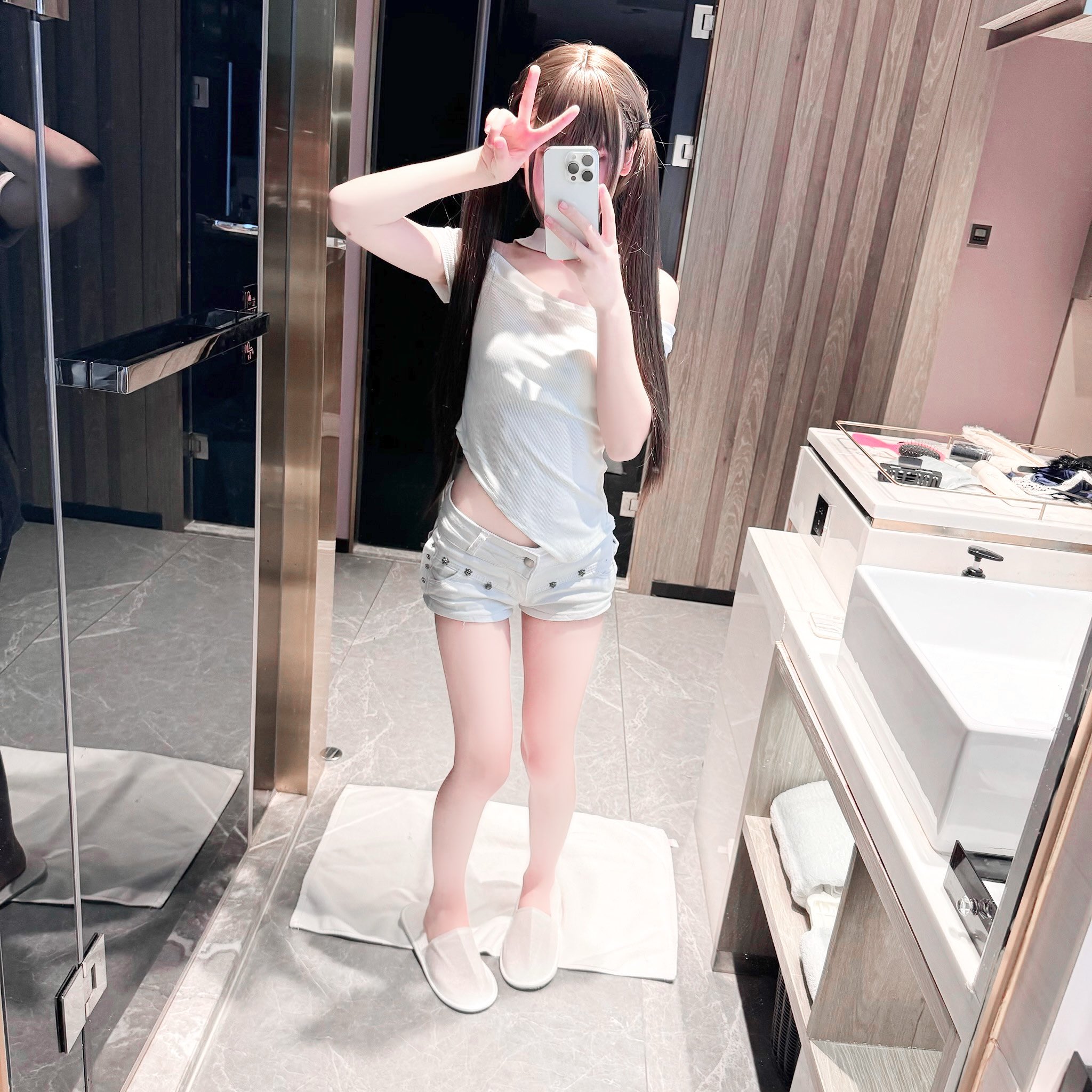 女孩在浴室里拍个自拍。