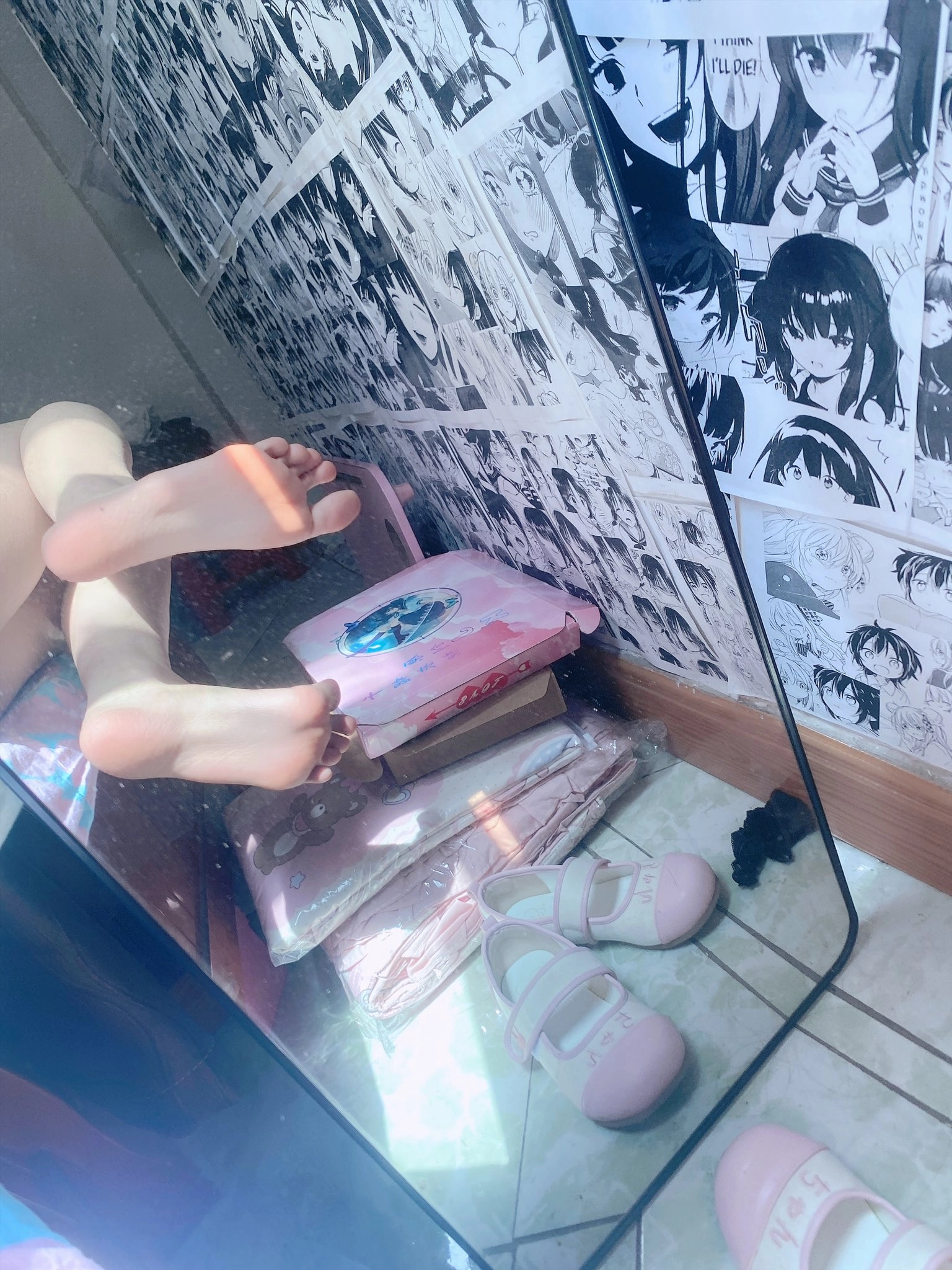 人的脚在镜子里被反映出来。