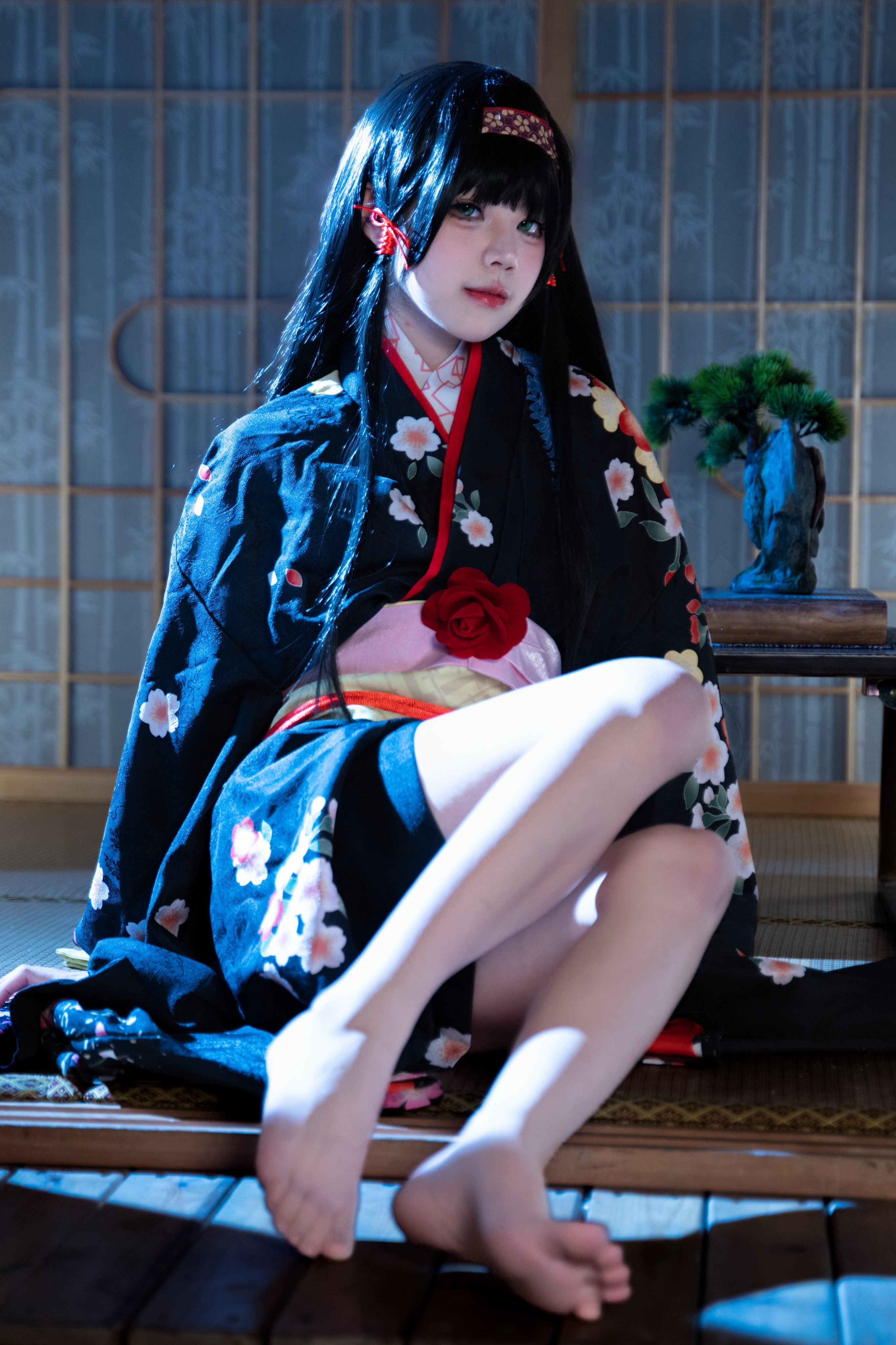 穿着吉莫诺的女人坐在地板上。