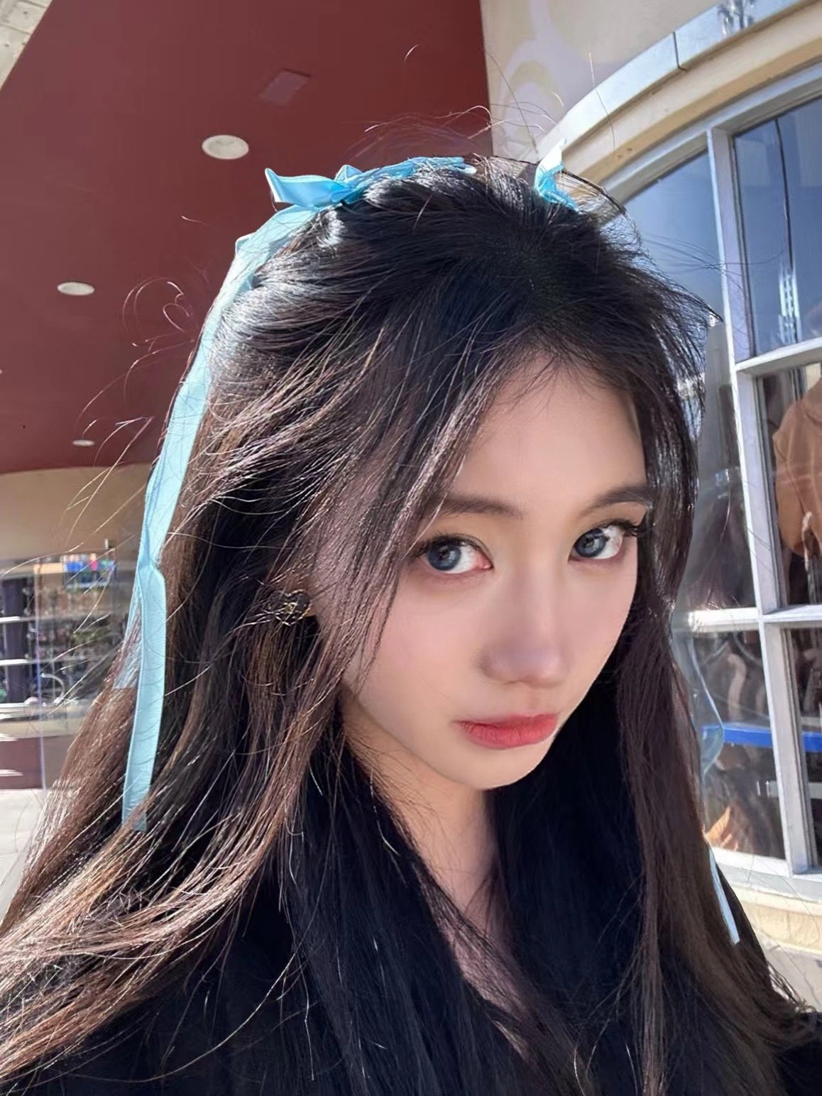 长黑头发的女人,她的头发里有蓝色弓。