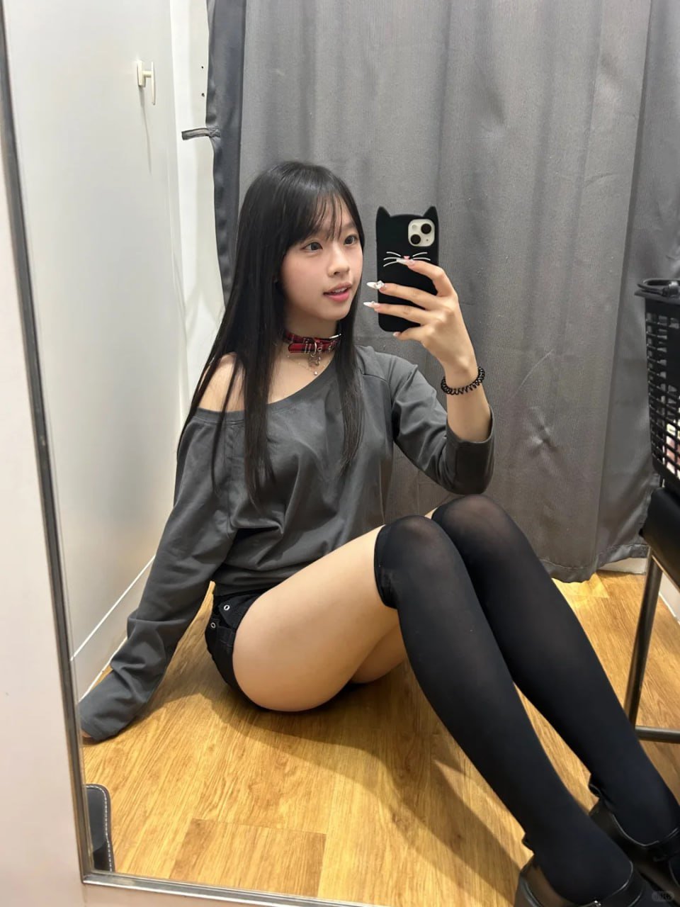 女人在镜子里拍自拍。