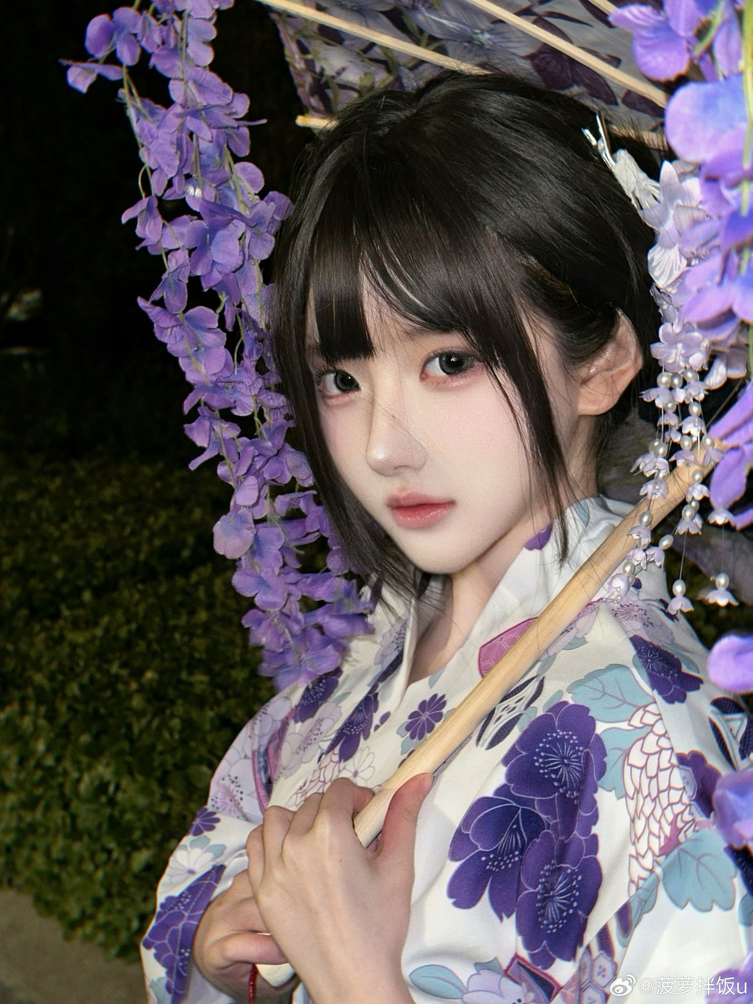 背后有白色化妆和紫色的花朵的女人。