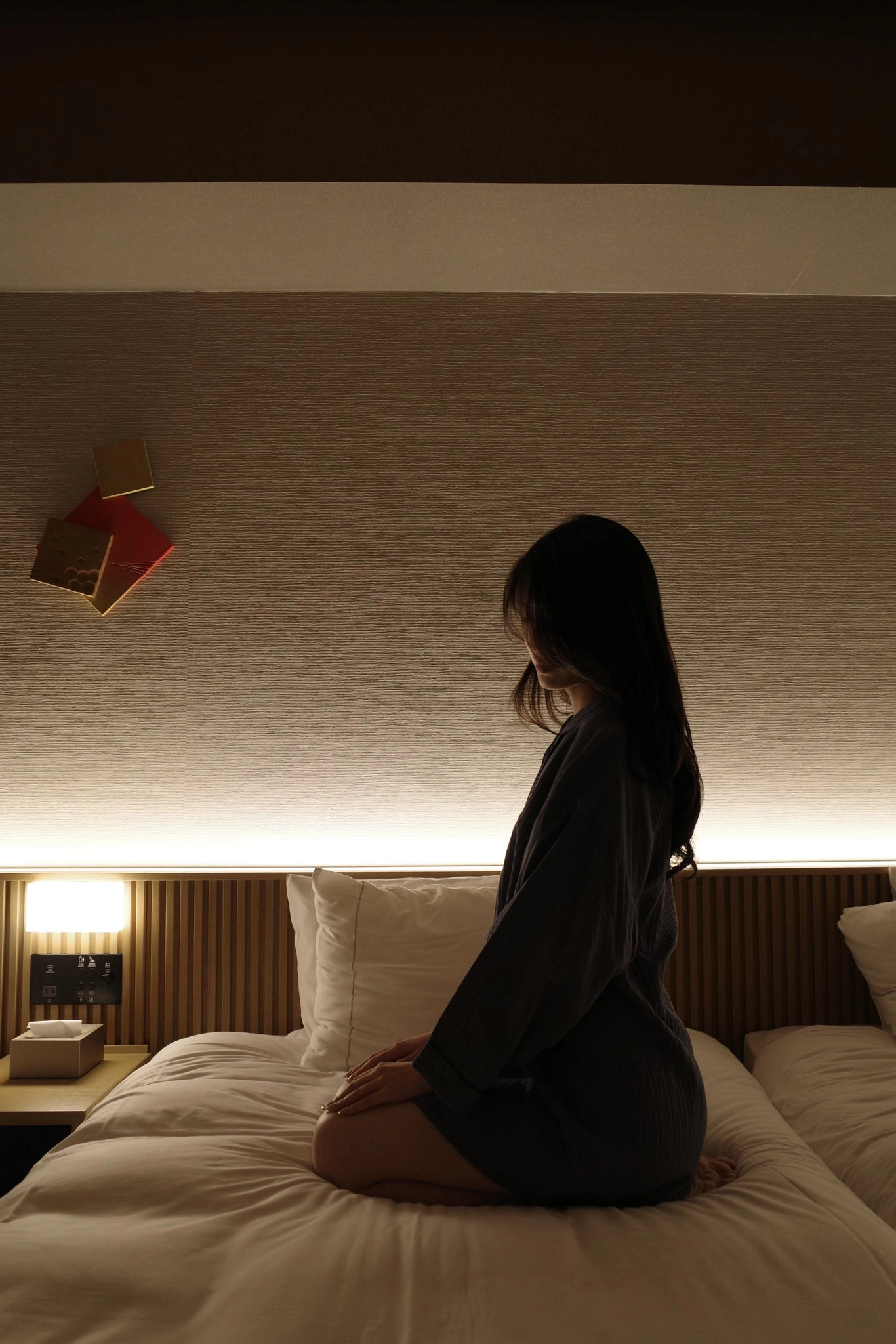 女人站在一个昏暗的房间里。