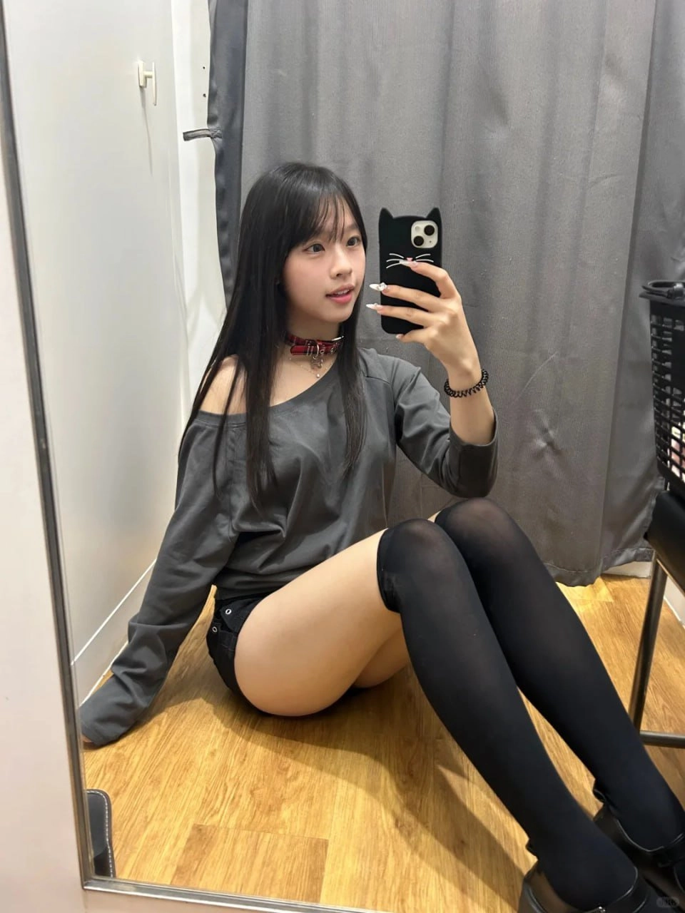 女人在镜子里拍自拍。