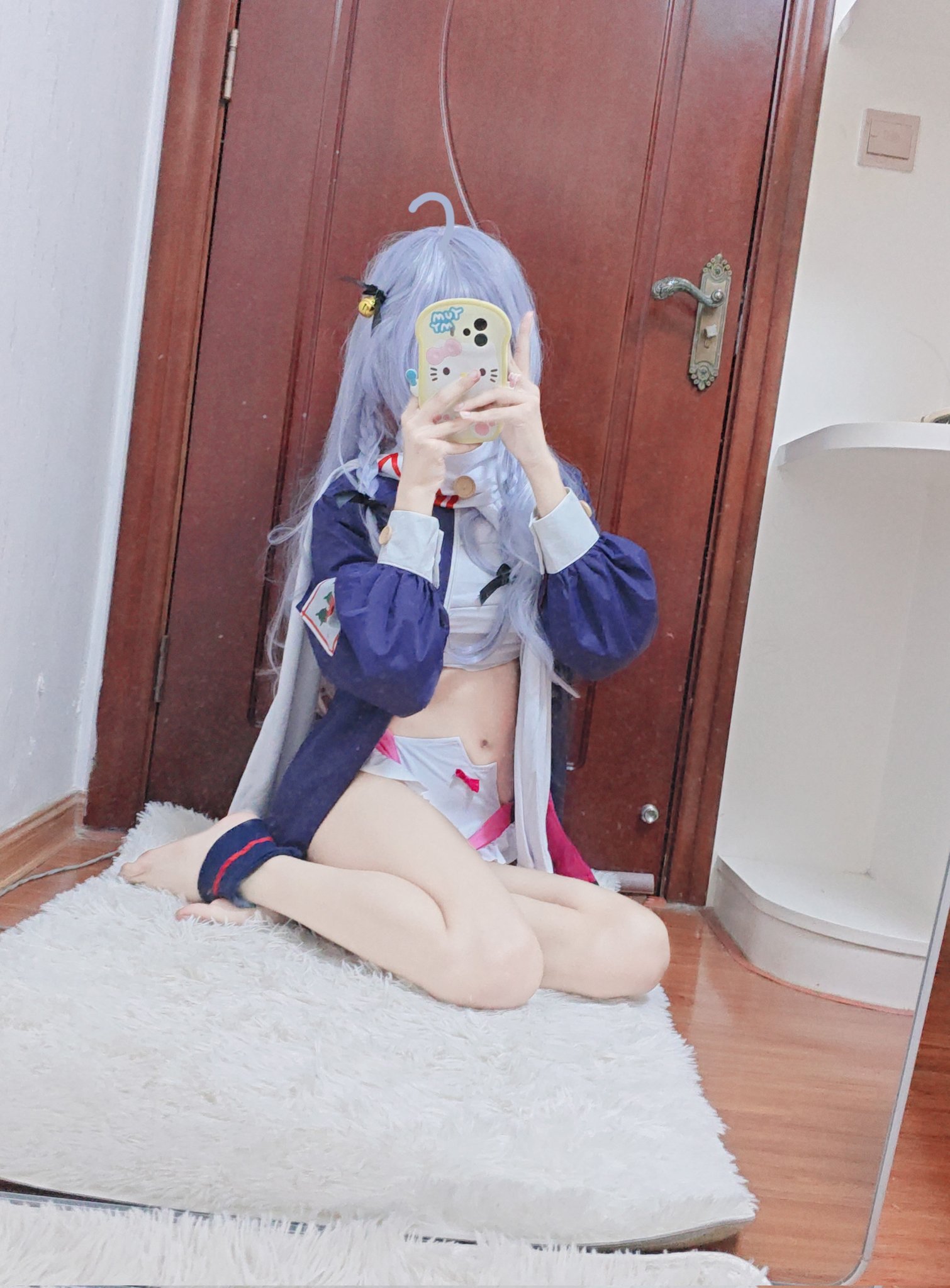 女孩用手机拍自拍。