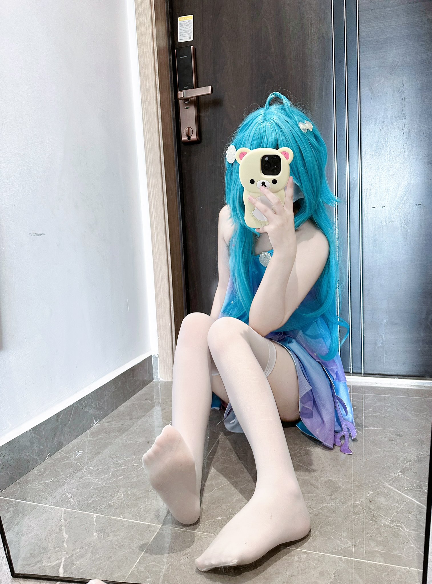 蓝头发的女孩和一个黄色的手机。