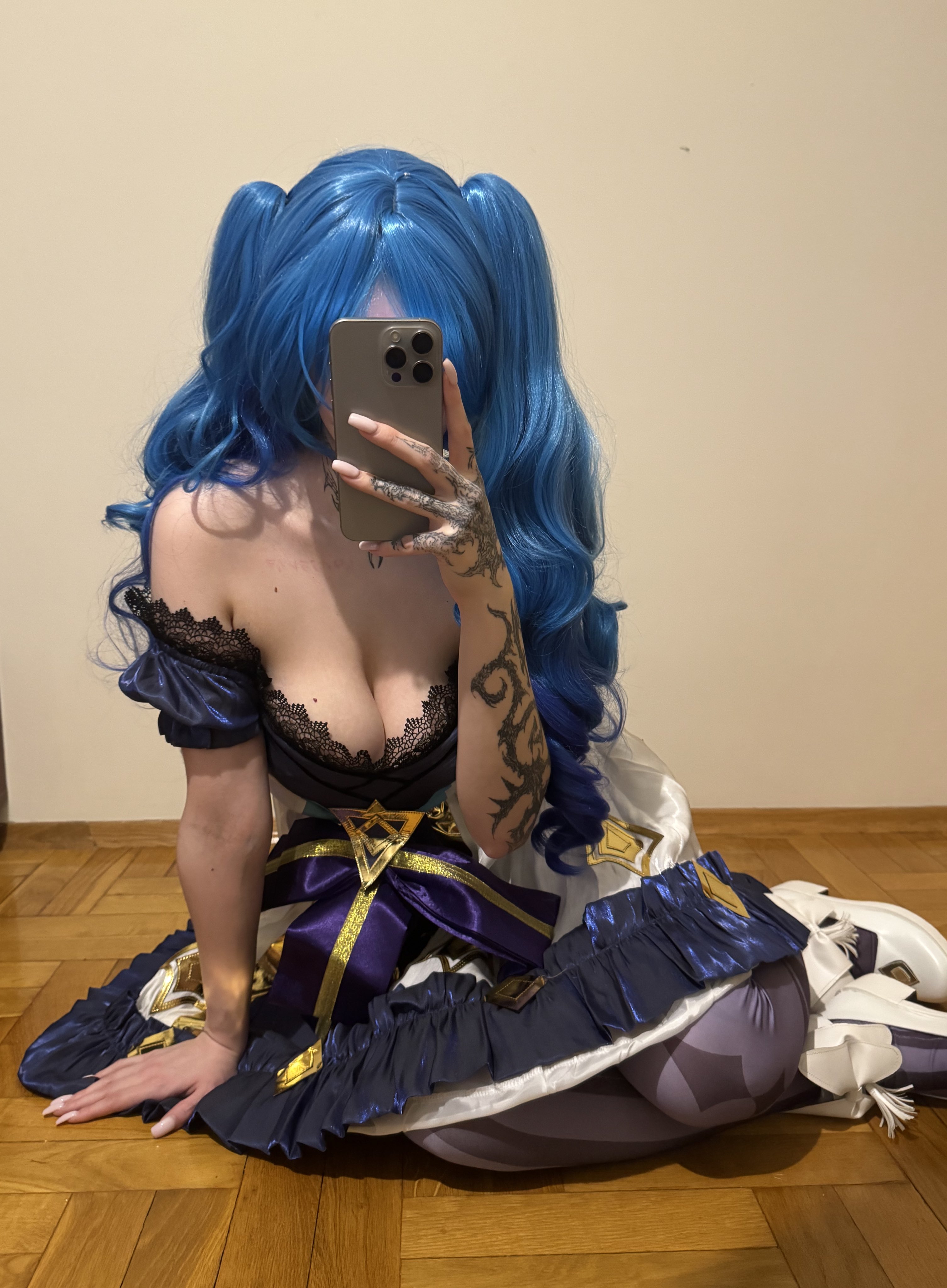 一位穿着蓝色裙子和紫色手套的女人拿着手机。