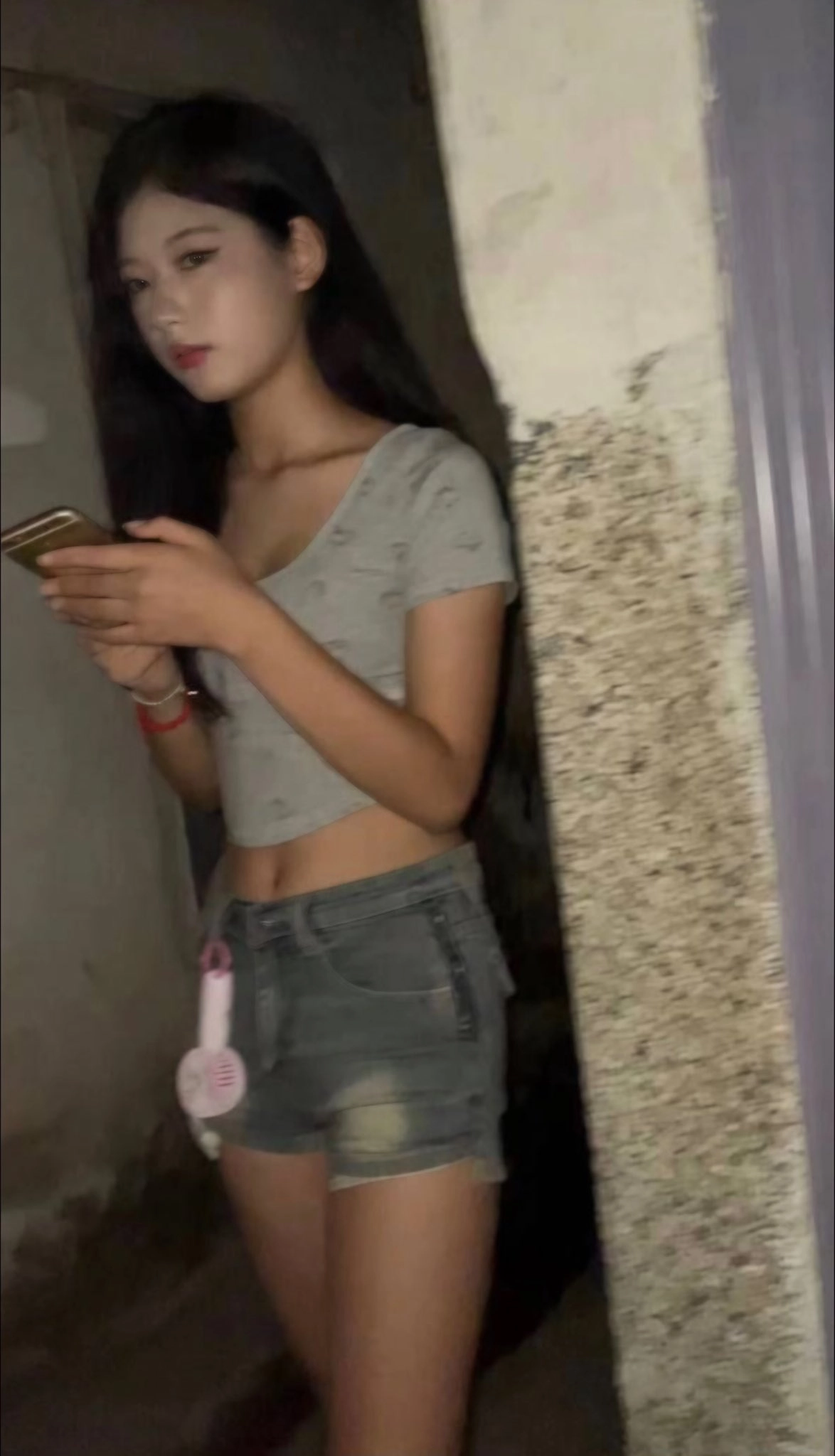 女孩看着她的手机。