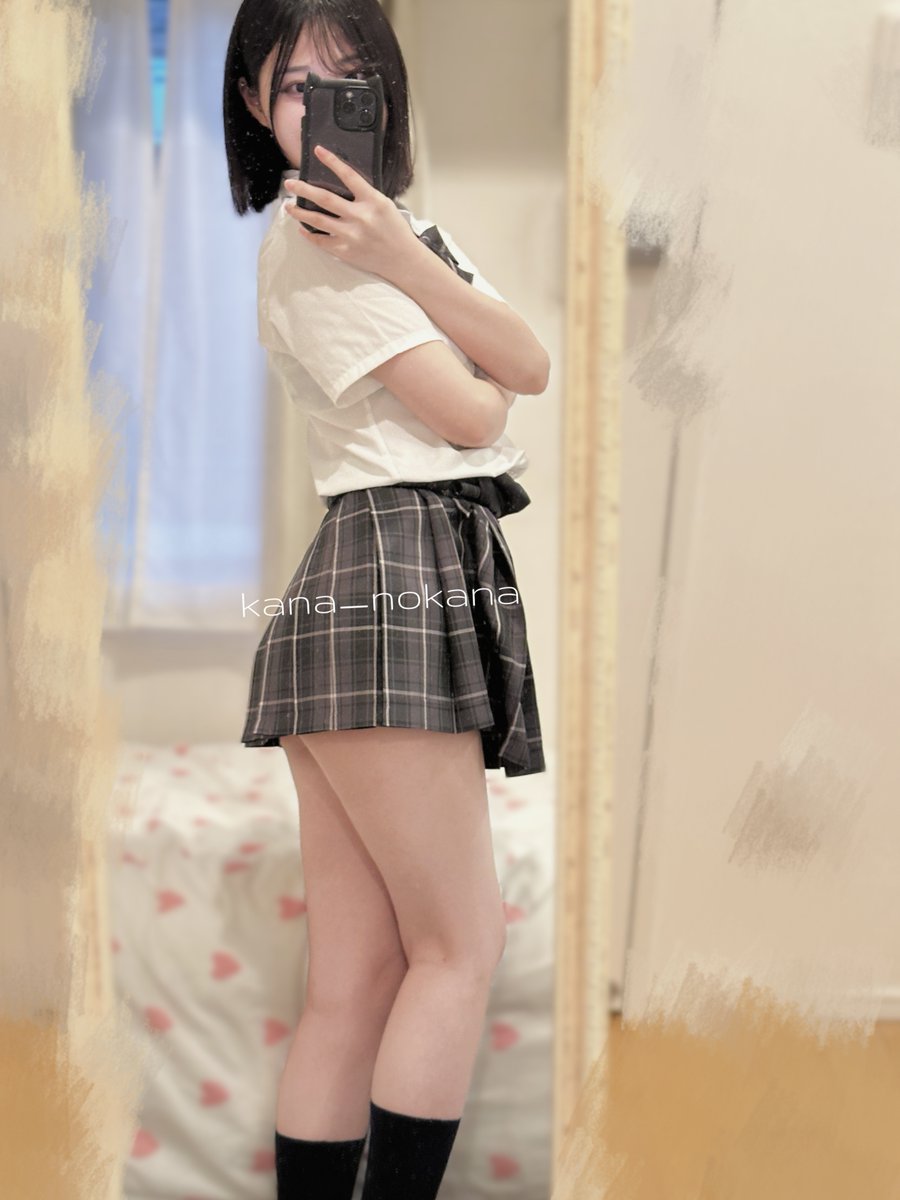 女人在镜子前拍自拍。