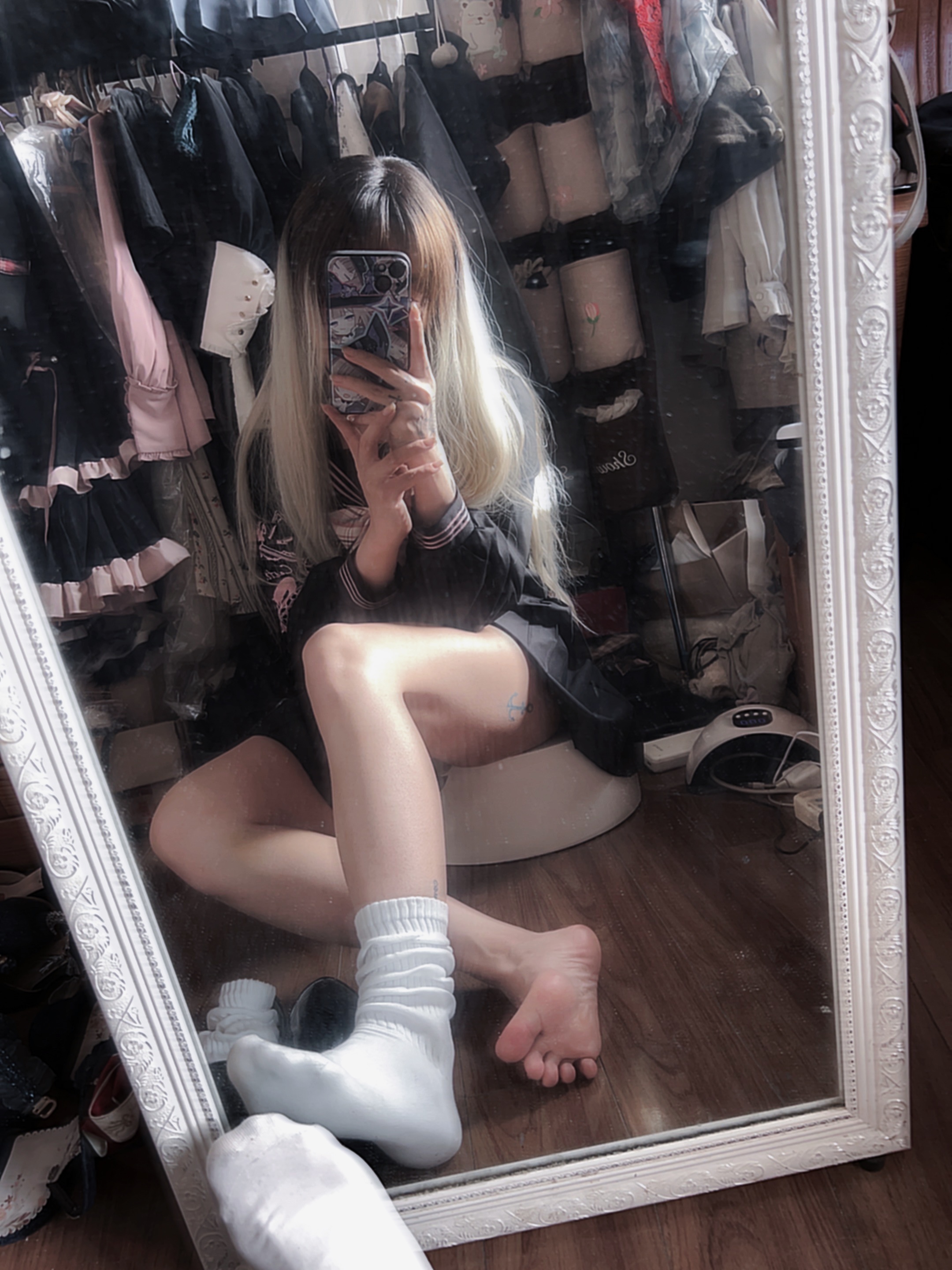 女人在镜子里拍自拍。