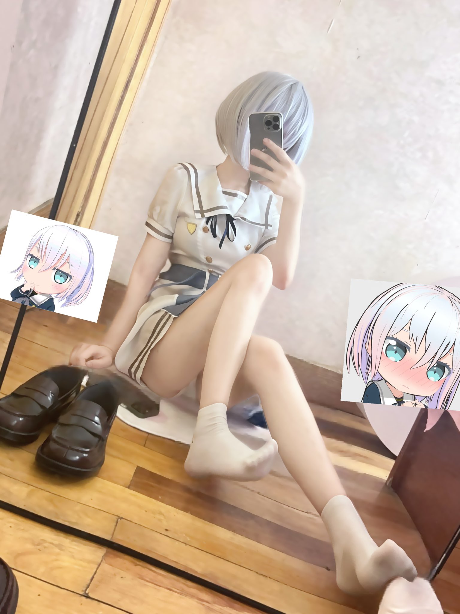 女人在镜子前拍自拍。