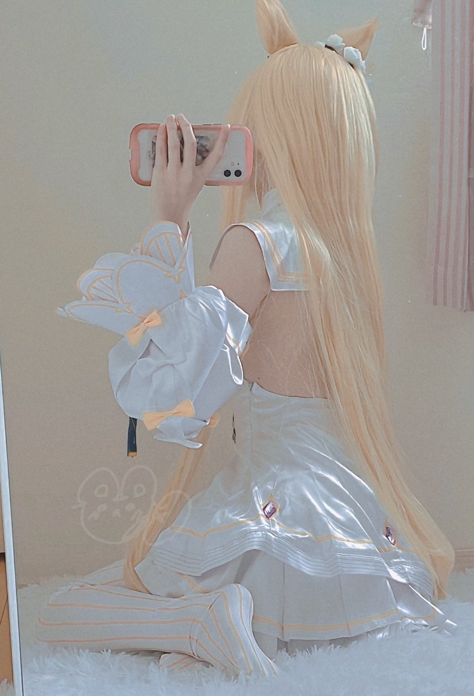 女人用手机拍自拍。