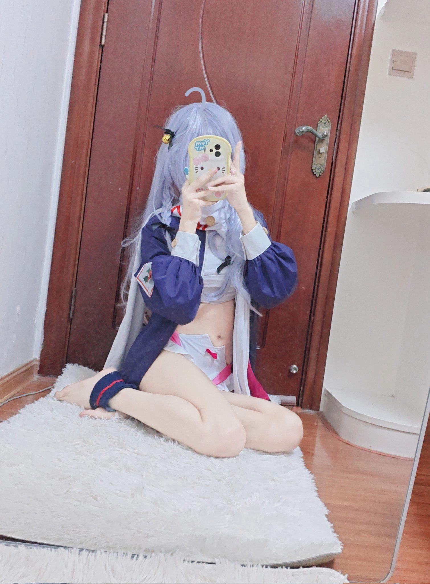 女孩用手机拍自拍。