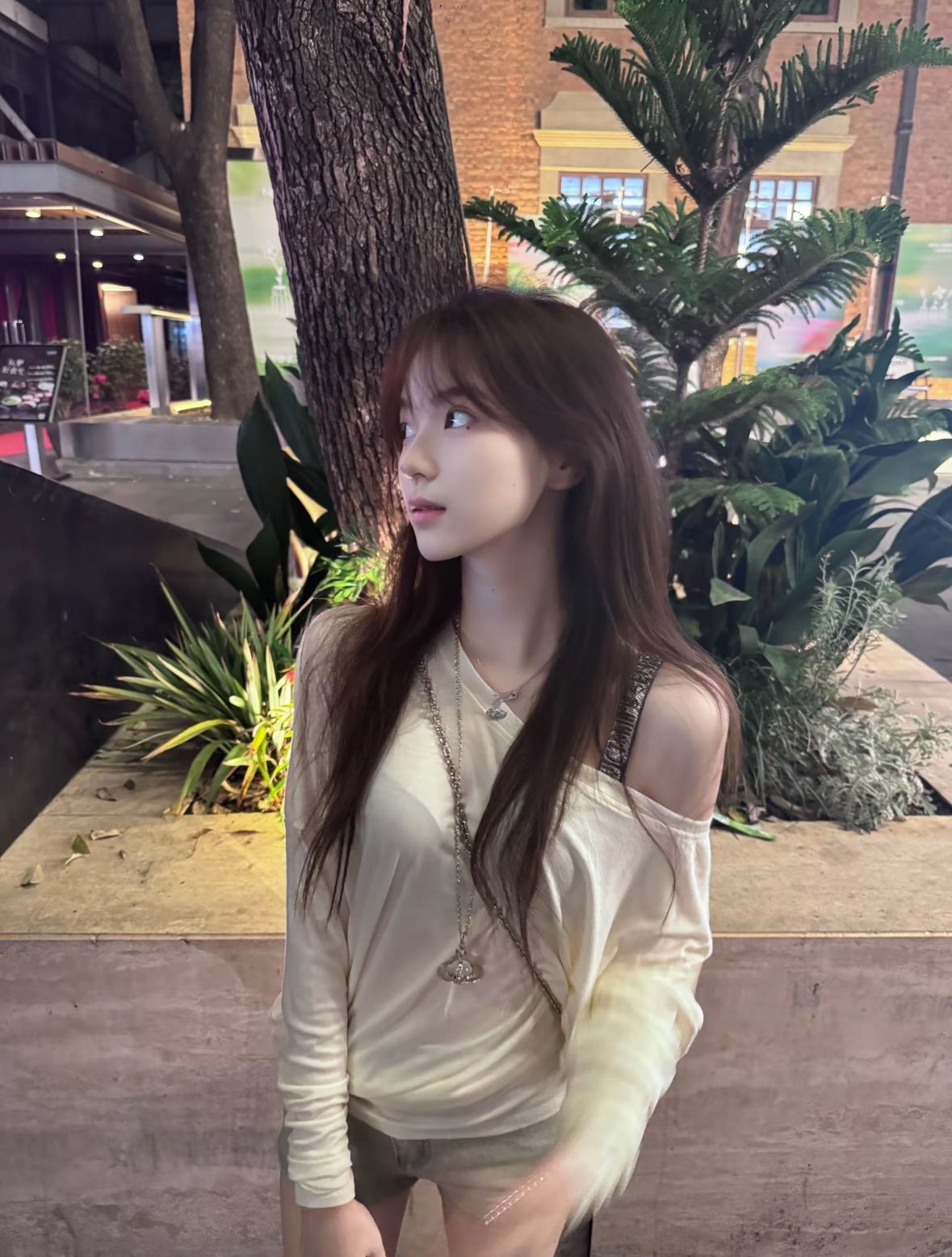 女人为一张带和平标志的照片露面。