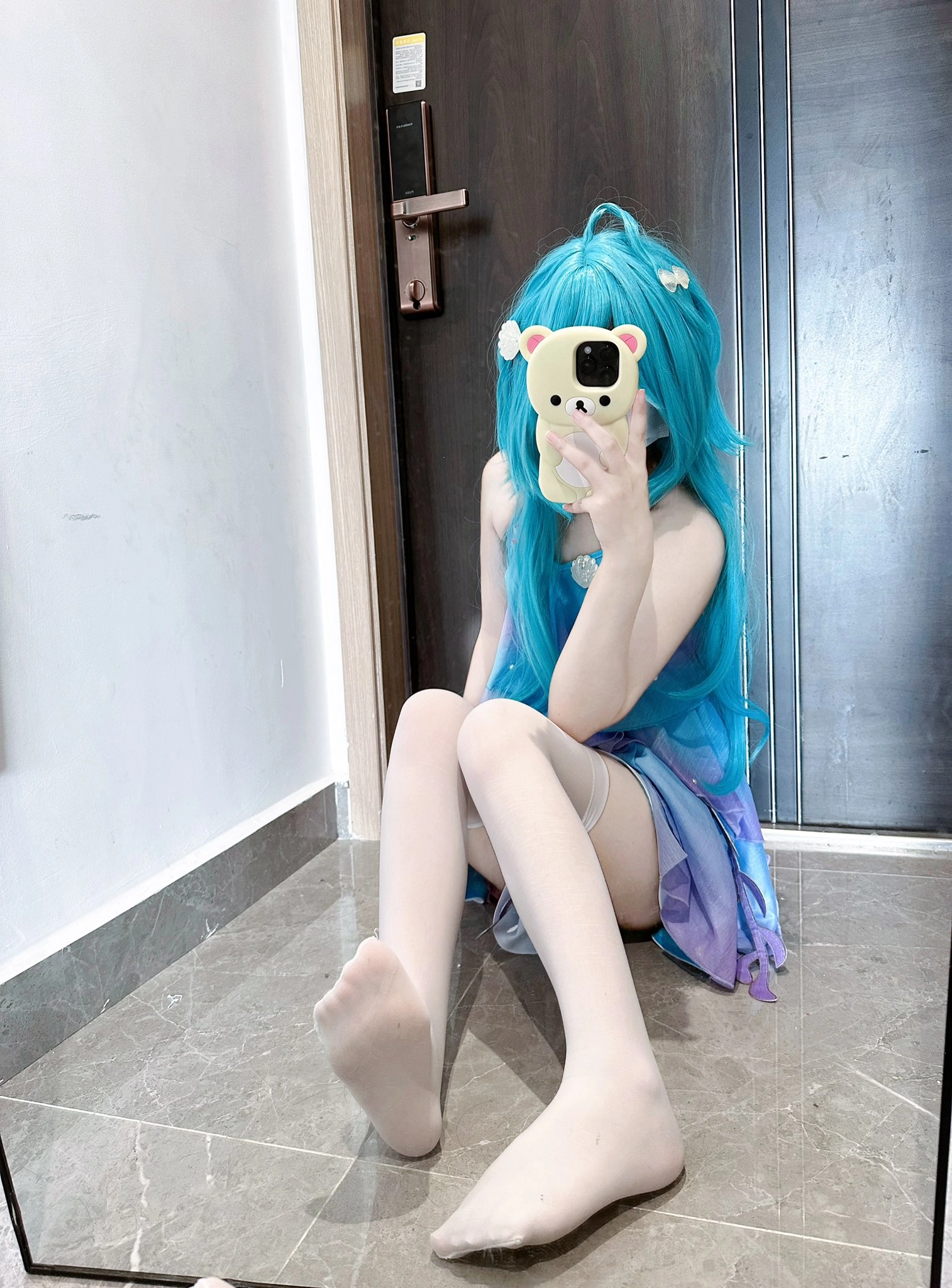 蓝头发的女孩和一个黄色的手机。