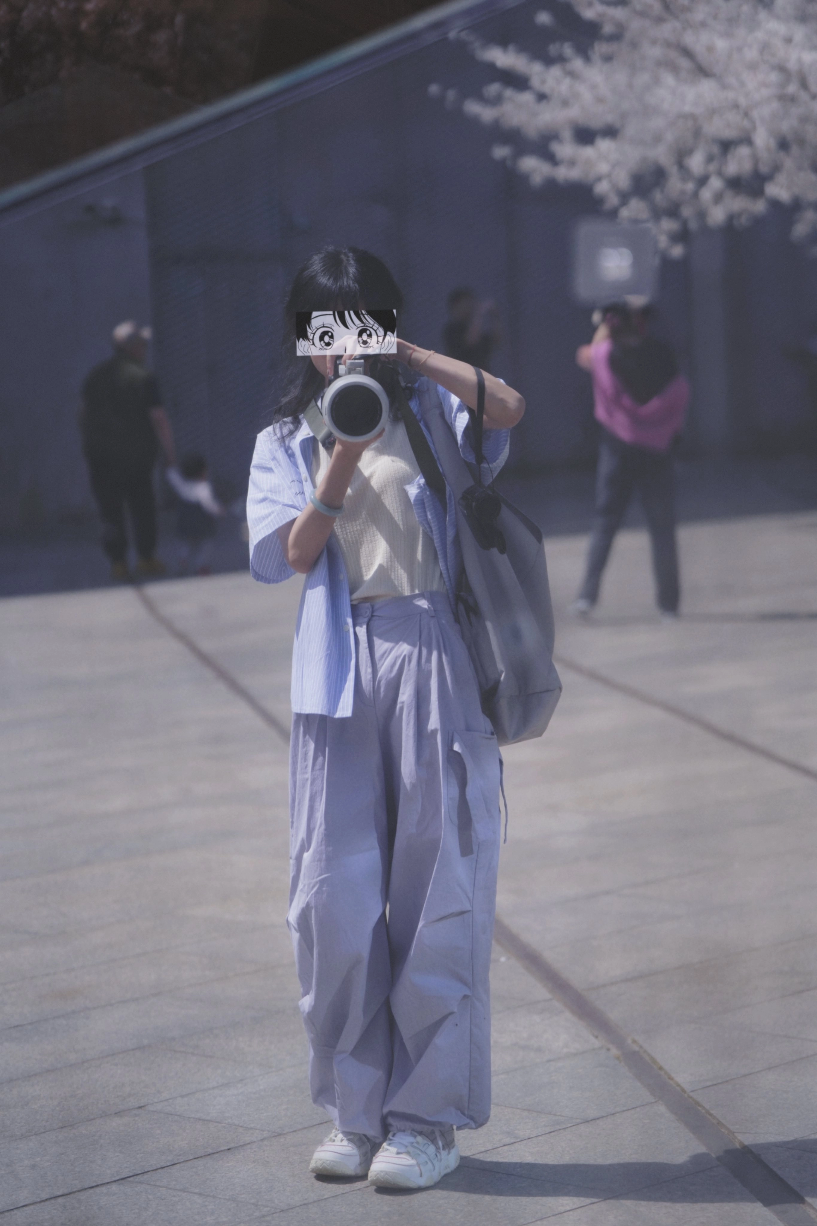 带着相机的女人正在拍摄一个男人的照片。