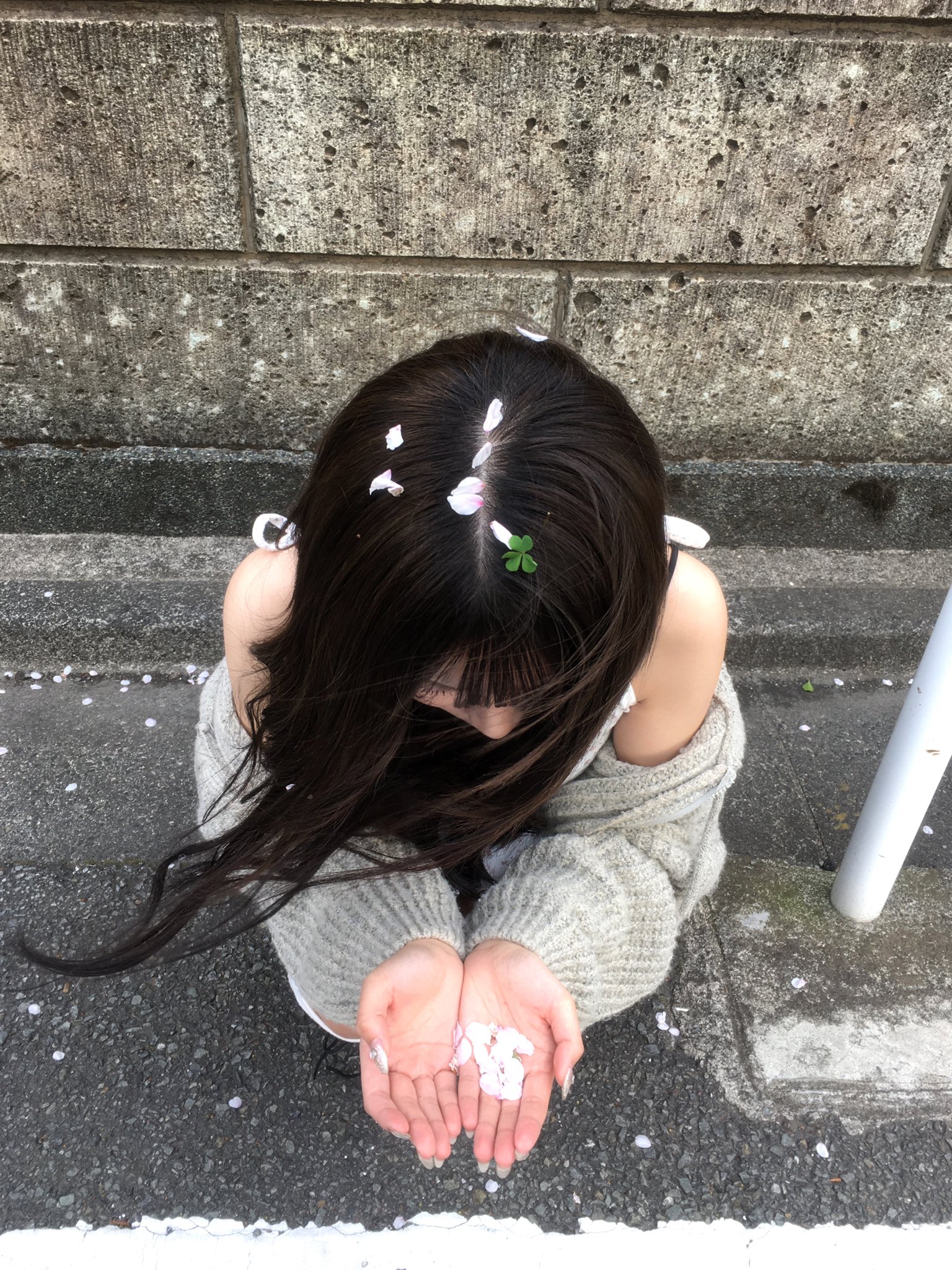 穿着白色裙子的女人坐在一个凳子上。