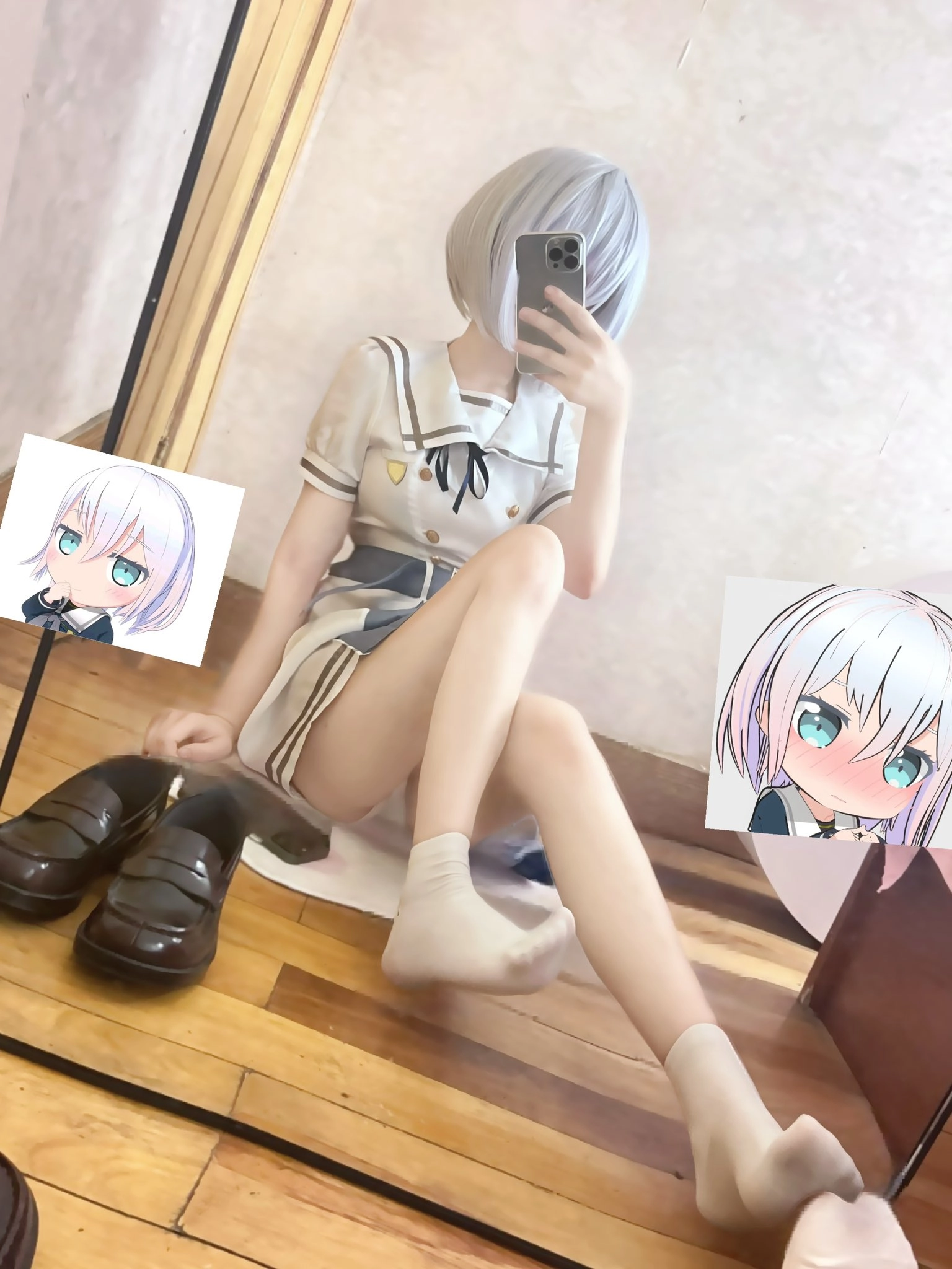 女人在镜子前拍自拍。