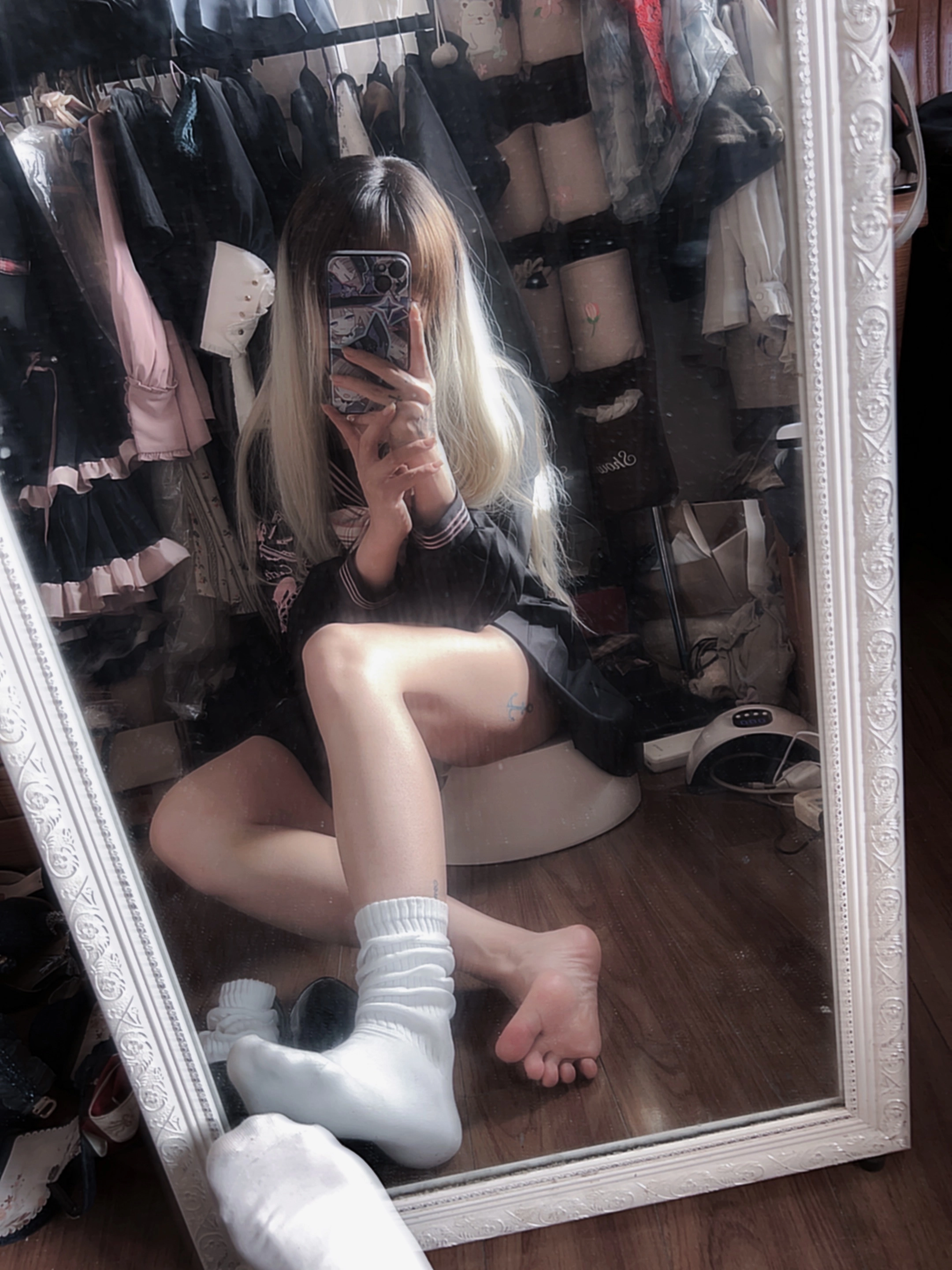 女人在镜子里拍自拍。